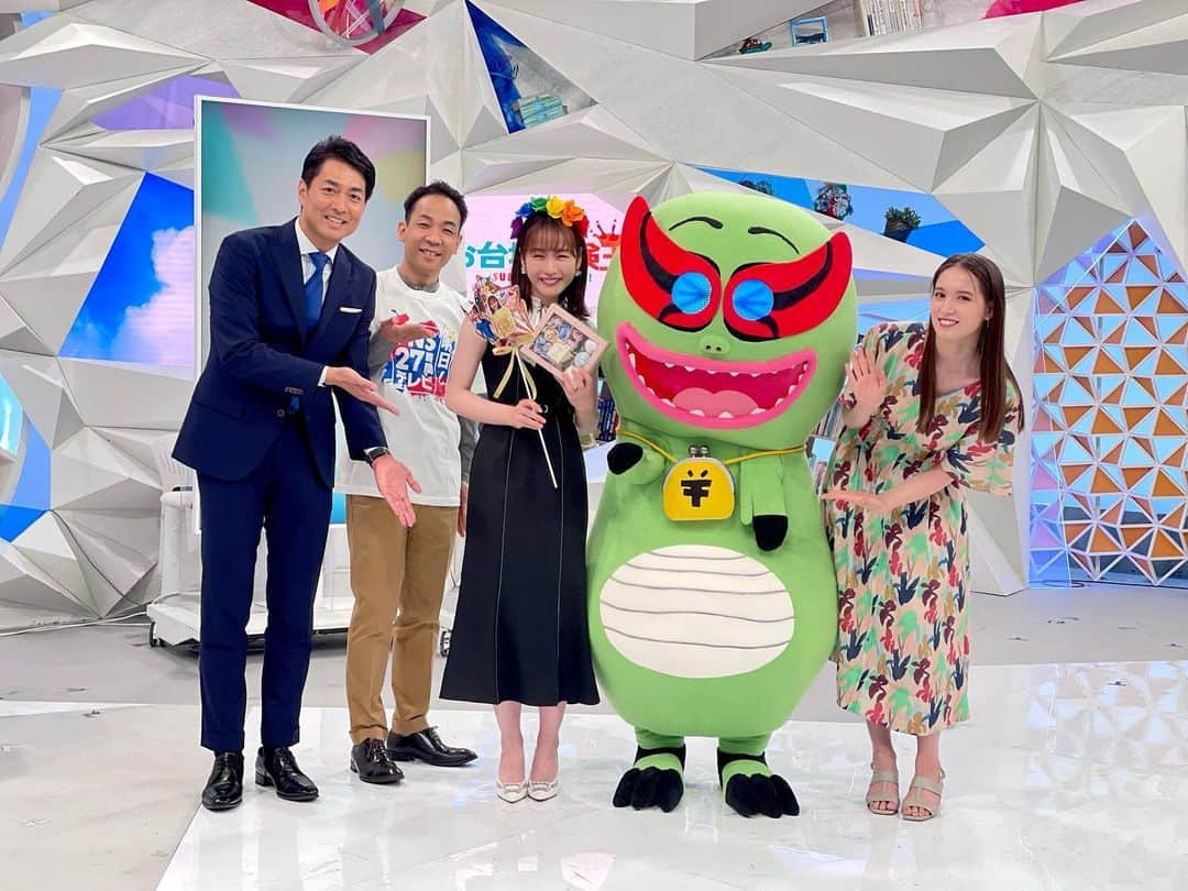 フジテレビ「めざまし8」さんのインスタグラム写真 - (フジテレビ「めざまし8」Instagram)「. ⋱🎁Happy Birthday きっしー🎁⋰  あす7月22日は、岸本理沙アナウンサーの24歳のお誕生日🎈  みんなからのサプライズのお祝いに、感動するきっしー🥺💐  「今年はせかせかしない、慌てない人になりたいです😄」  NEW✨きっしーにご期待ください！！💪 ✨ お誕生日おめでとうございます🥳  #めざまし8　#岸本理沙　#トラウデン直美　#西岡孝洋　#天達武史　#くらもん」7月21日 16時47分 - mezamashi8.tv