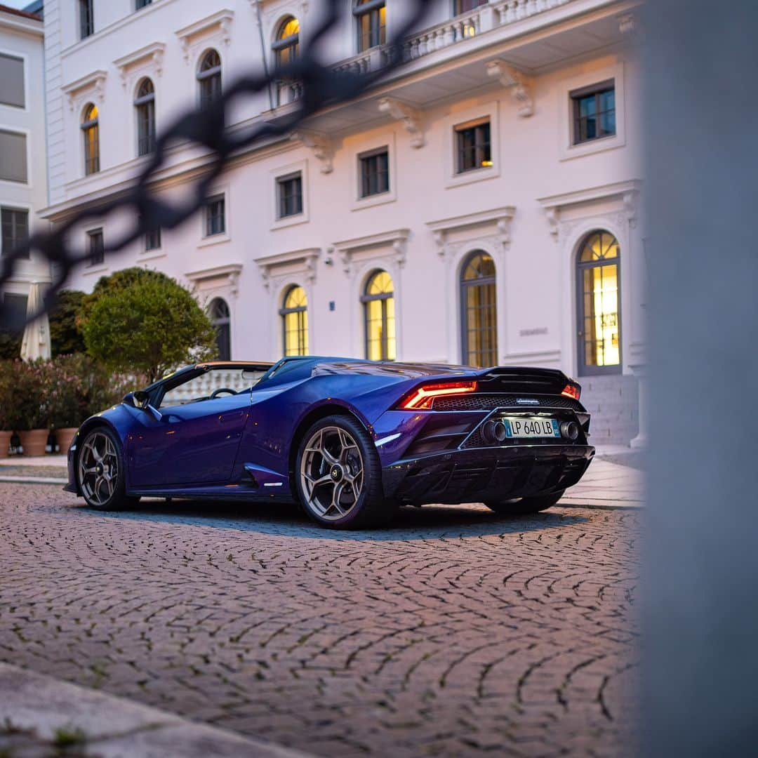 ランボルギーニさんのインスタグラム写真 - (ランボルギーニInstagram)「Whether it is night or day, every ignition of the Huracán EVO Spyder's V10 engine is the beginning of profound emotions.   Captured by @haberkornphotography  #Lamborghini #HuracanEVOSpyder #EveryDayAmplifed __ Huracán EVO Spyder: fuel consumption combined 14.2 l/100km; CO2-emissions combined 338 g/km (WLTP EU27)」7月21日 17時00分 - lamborghini