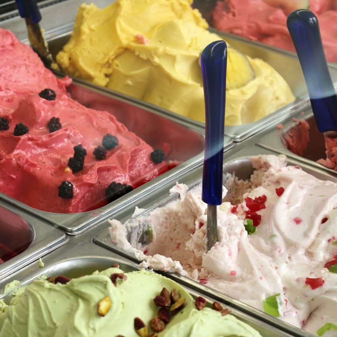 アメリカ大使館さんのインスタグラム写真 - (アメリカ大使館Instagram)「7月は全米アイスクリーム月間(National Ice Cream Month)です。アメリカでは一人当たり年間平均4ガロン（約15㎏）のアイスクリームを消費します。皆さんは何のフレーバーが好きですか？ 🍦  #アイスクリーム #アイス #夏のお菓子 #icecream #frozendessert」7月21日 17時00分 - usembassytokyo
