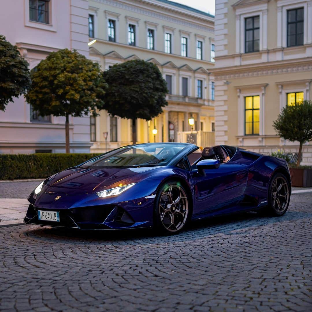 ランボルギーニのインスタグラム：「Whether it is night or day, every ignition of the Huracán EVO Spyder's V10 engine is the beginning of profound emotions.   Captured by @haberkornphotography  #Lamborghini #HuracanEVOSpyder #EveryDayAmplifed __ Huracán EVO Spyder: fuel consumption combined 14.2 l/100km; CO2-emissions combined 338 g/km (WLTP EU27)」
