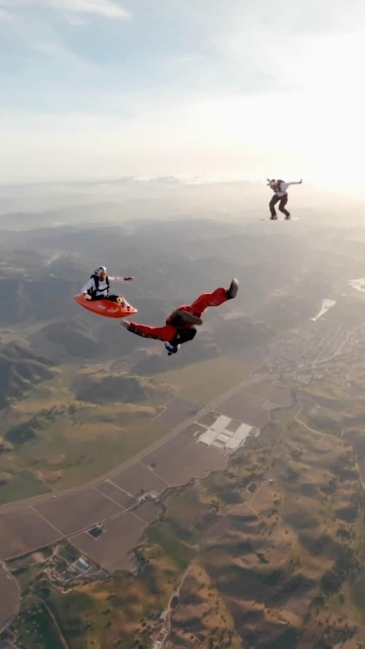 レッドブルのインスタグラム：「@redbullairforce are really living in a simulation 😅  #redbull #givesyouwiiings #kayak #skydive」