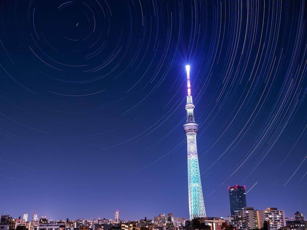 墨田区のインスタグラム：「🌟すみだの夜空に魔法がかかりました🏰  ディズニーの創立100周年を祝し、2023年4月20日（木）～7月19日（水）の期間に渡って東京スカイツリータウンで特別イベント「Wishing upon the TOKYO SKYTREE TOWN®~100年の物語とともに、空に願いを〜」が開催されました✨  その一環として行われた東京スカイツリーのディズニーライティングでは、ディズニーとピクサーのキャラクターたちをイメージした７種類のライティングが夜空を彩りました✨  撮影日は、ちょうど雲１つない晴れた夜空🌃 そんな絶好のタイミングで、ディズニーライティングを前景に、３時間の星の光跡を撮影📸⭐ 集められた星の光とスカイツリーの特別ライティングが一体となり、まるで夢のような風景を描き出していました🌙💕  撮影者:  #すみだカメラ部10選 @somedsoon  #東京夜景 #東京スカイツリータウン #空に願いを #ディズニーの魔法 #ディズニー #tokyoskytree #東京スカイツリー #ディズニー100周年  #特別ライティング #星の光跡 #夜景 #东京晴空塔」