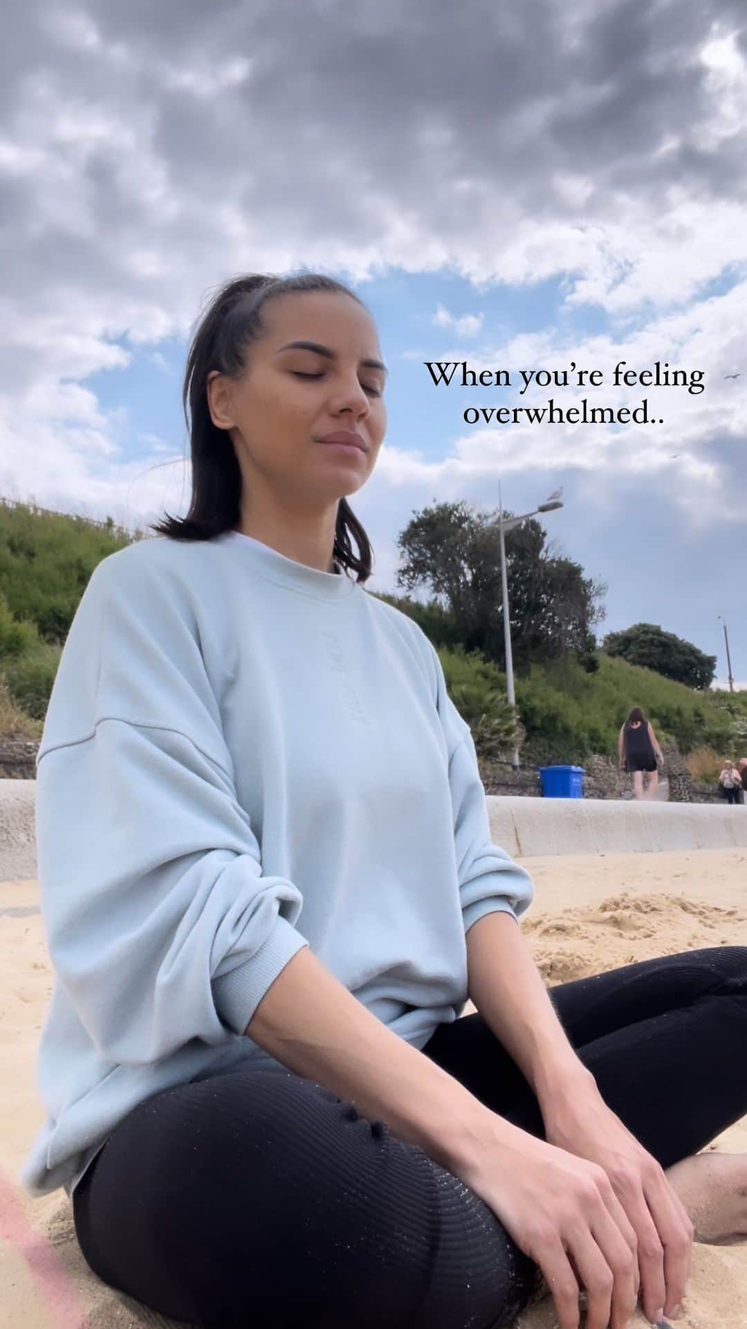 レイシー・バンハードのインスタグラム：「When life gets overwhelming 🤍😘  #peace #lovequotes #soul」