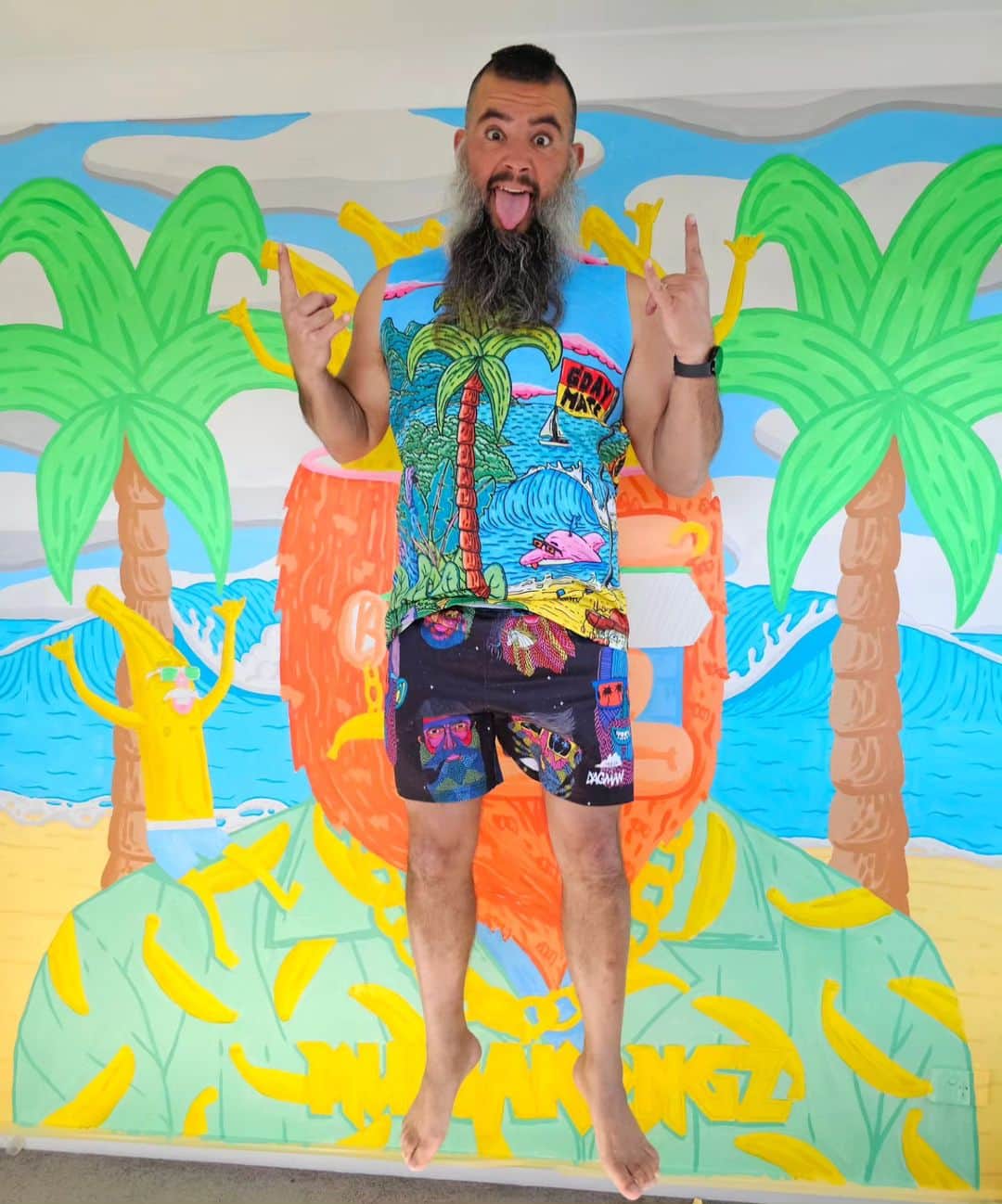 MULGAさんのインスタグラム写真 - (MULGAInstagram)「Collabs with @dagmanclothing including the dopest footy shorts ever! 🩳👌⁣ ⁣ They're only available until 31 July on the @dagmanclothing website, get over there quick smart! 🏃⁣ ⁣ #mulgatheartist #dagmanclothing #dagman #collab #australianart #footyshorts」7月21日 17時04分 - mulgatheartist