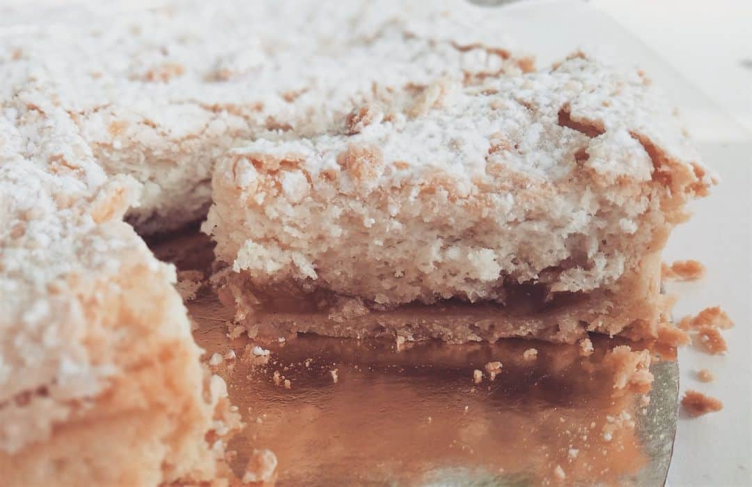 フランス大使館さんのインスタグラム写真 - (フランス大使館Instagram)「【今日の一皿🍽️🇫🇷】ガトー・デュ・フェネトラ は、アーモンドのタルト生地、レモン(あるいはアプリコット)のジャムとレモンのコンフィを使用したさっぱりとして夏にぴったりのトゥールーズの伝統菓子です🍋🌿もともとは死者のお祭りで食べられていた焼き菓子です🥧✨」7月21日 17時15分 - ambafrancejp