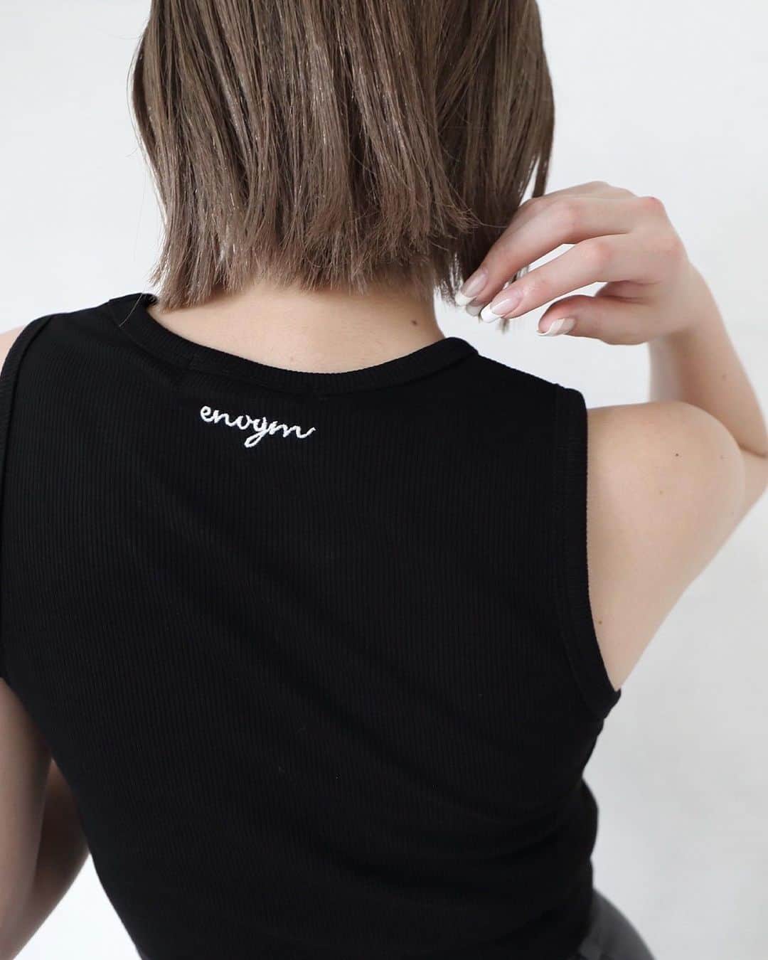 ENVYMのインスタグラム：「【𝙉𝙀𝙒𝘼𝙍𝙍𝙄𝙑𝘼𝙇】 ⁡ ⁡ ✅アメスリタンクトップ color / WHITE,BLACK,LEOPARD ⁡ ⁡ ◼︎ポイント トレンドのアメスリタンクですが、アームホールのカーブを緩やかにしているので抵抗なく着やすくしました！ ⁡ ■ディティール ENVYMらしいバストカットがアクセントに♪ 後ろのneck部分にはさりげなくenvymのロゴ刺繍を施し遊び心をプラス。 ⁡ ■スタイリング ショート丈+コンパクトサイズなのでボリュームのあるボトムの組み合わせがおすすめです。 特にカーゴパンツで合わせると今季らしさが◎ インナー使いでもカットデザインがアクセントになります。 ⁡ --------------------------------- ⁡ 2BUY20%OFF,3BUY30%OFF開催中🔥 ぜひWEBSTOREをご覧ください❕ ⁡ #envym #2023ss #summer」