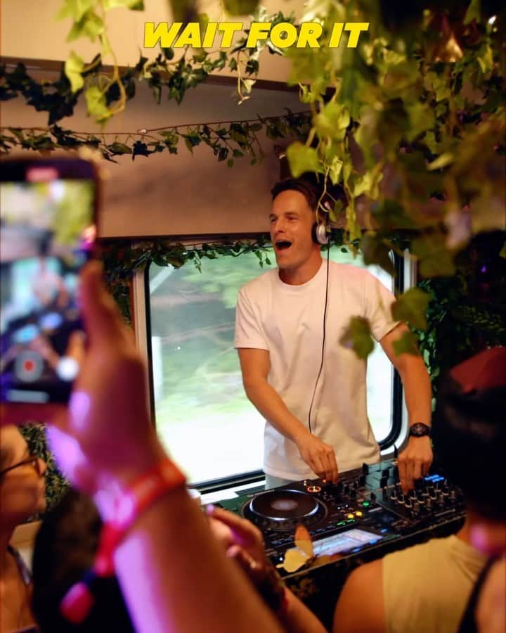 Dannicのインスタグラム：「I played on the @tomorrowland Party Train from Amsterdam to Antwerp 🚂😱💥 Thanks everyone for the crazy vibes and huge shoutout to Tomorrowland for making it such a unique experience. Grateful to be a part of it. Sunday july 30th playing the festival at the Rose Garden stage🫶🏻」
