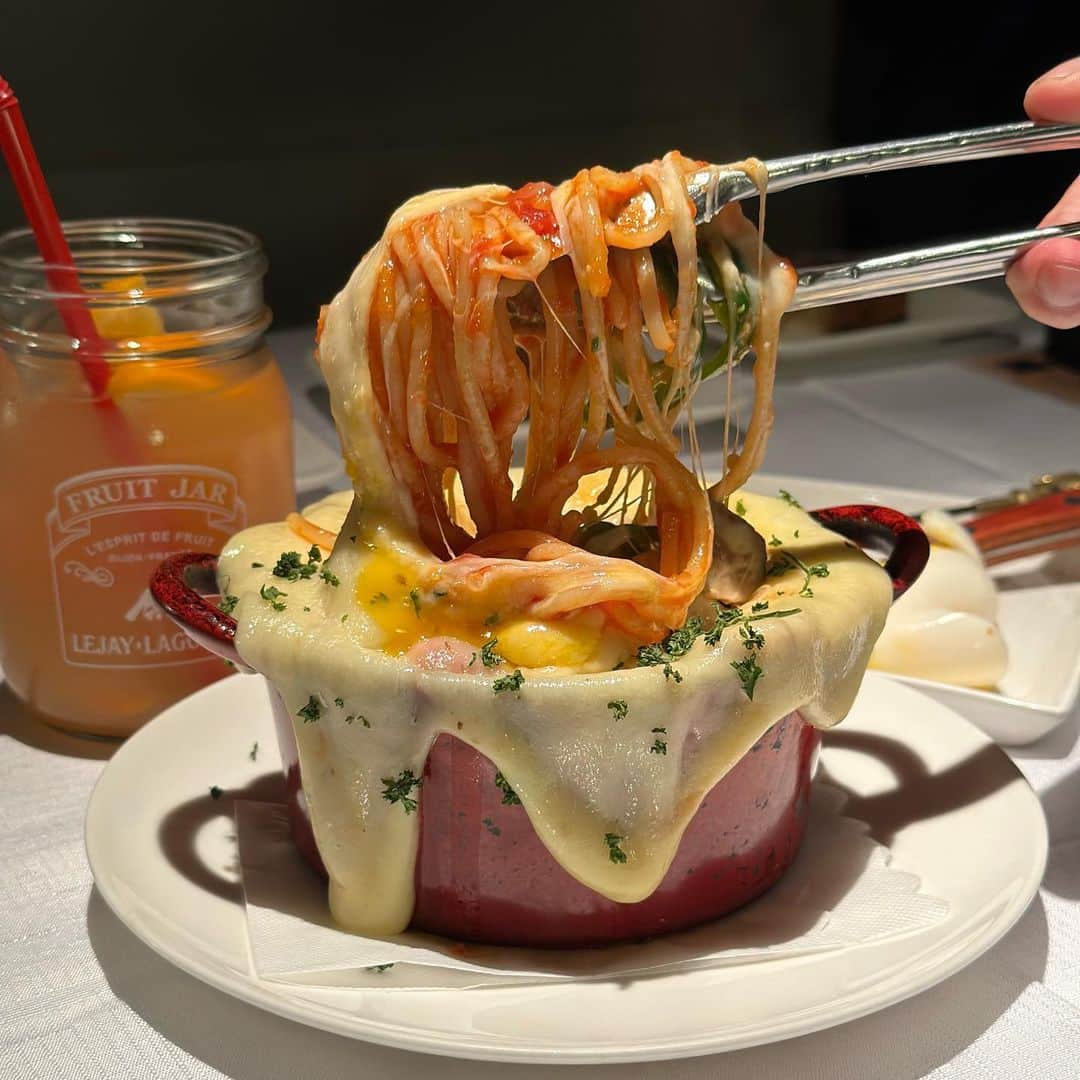吉川ちかさんのインスタグラム写真 - (吉川ちかInstagram)「こないだ新宿にある アークラウンジさんへ☺️🩷 (@arklounge_shinjuku )  期間限定の とろ～りチーズがたっぷりハンバーグボルケーノパスタを 食べました🤣🩷  ハンバーグの中にも 外にもとろ～りチーズが たっぷりだから チーズ好きにはたまらん🧀💕  中はナポリタンだから ハンバーグ、チーズ、ナポリタン好きにはたまらない🤣🩷 映えるし美味しかった👏  #アークラウンジ#アークラウンジ新宿西口店#ナポリタン#ハンバーグ#フォトジェニックフード#インスタ映え#新宿グルメ」7月21日 17時14分 - yoshikawachika_1116