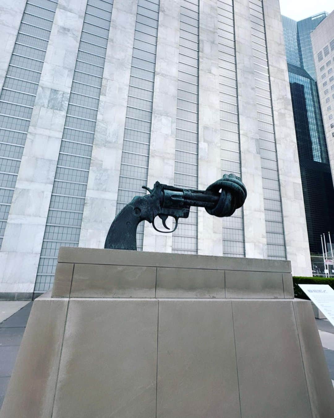 雅-MIYAVI-のインスタグラム：「It has already been 5 years since the last time I performed here at United Nations HQ @unitednations with Sonita @sonitalizadeh   This place always makes me feel more responsible, pushing me to think about how I contribute to shaping the future of the world.  Great to be back.   久しぶりの国連  前回ここで演奏してから、もう５年  ニューヨークのど真ん中はずなのに 一歩踏み入れた瞬間から 色んな人種の人々が当たり前に共存していて ジュネーブや他の国にいるみたいな感覚  ここに来るたび 自分は地球と未来に貢献できてるんだろうかと自問させられます。  🫡」
