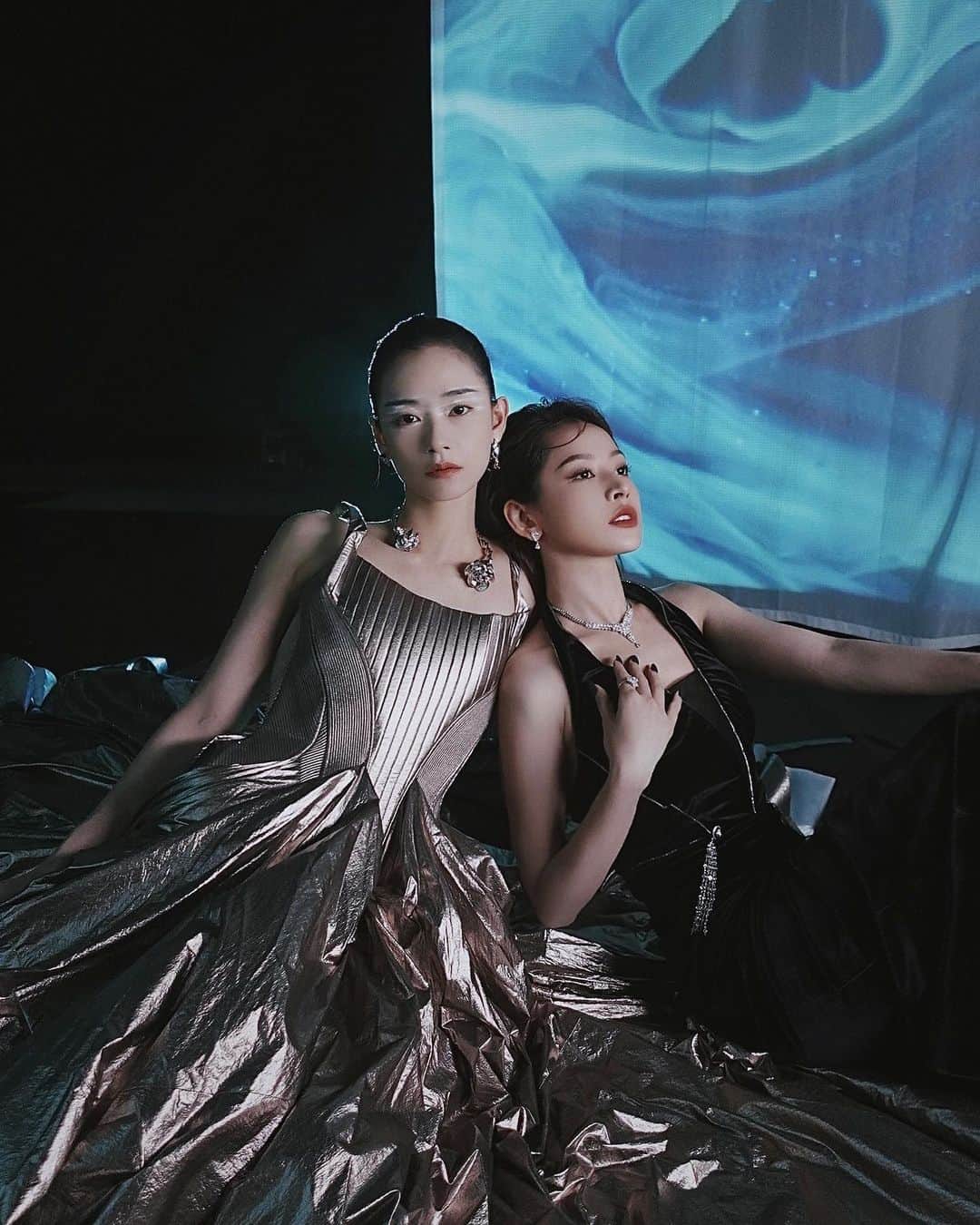 Chi Puさんのインスタグラム写真 - (Chi PuInstagram)「|Who's that girl?| Chi Pu x @liuyase   Language is not a barrier, this song is the thread that connects our souls . The words we want to say to each other, are also the words we want to say to you guys.  🪞👥🪞」7月21日 17時19分 - chipupu