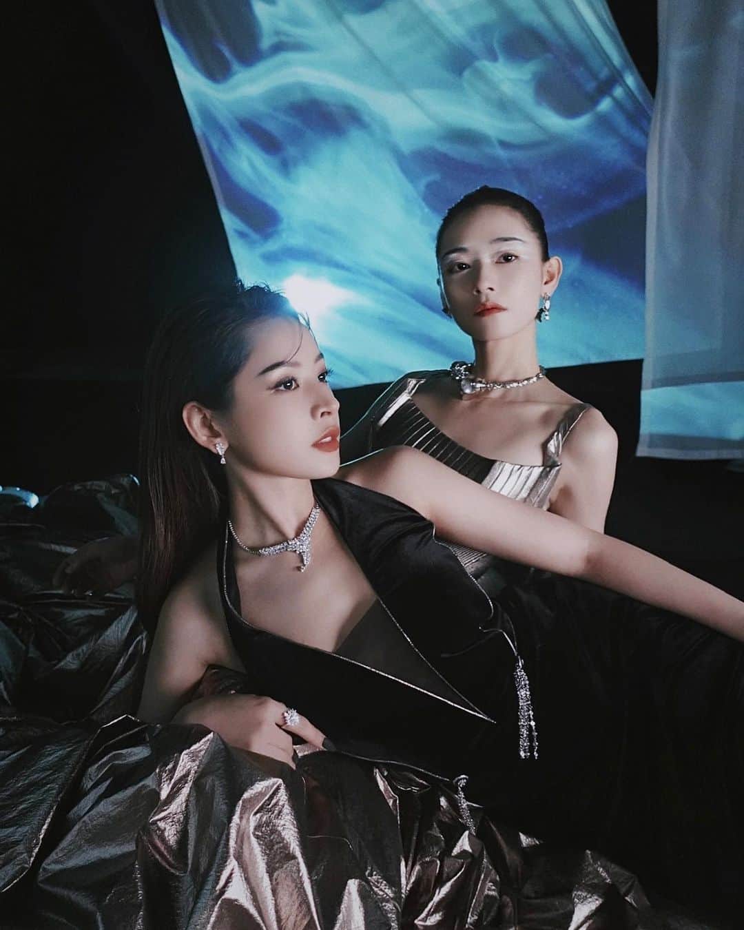 Chi Puさんのインスタグラム写真 - (Chi PuInstagram)「|Who's that girl?| Chi Pu x @liuyase   Language is not a barrier, this song is the thread that connects our souls . The words we want to say to each other, are also the words we want to say to you guys.  🪞👥🪞」7月21日 17時19分 - chipupu