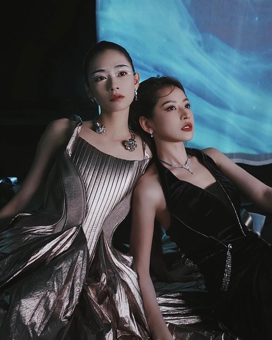 Chi Puのインスタグラム：「|Who's that girl?| Chi Pu x @liuyase   Language is not a barrier, this song is the thread that connects our souls . The words we want to say to each other, are also the words we want to say to you guys.  🪞👥🪞」