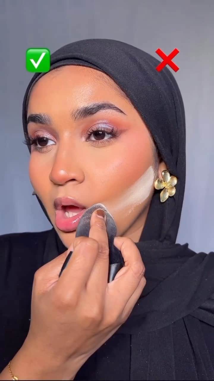 Huda Kattanのインスタグラム：「Check out how the gorgeous @_ayshabegum_ uses our #EasyBake Setting Powder to elevate, bake & lock in her flawless makeup look! 👏   PSA: It’s all about finding what works best for YOU! So, don’t be afraid to experiment & try new techniques, boo. 😘」