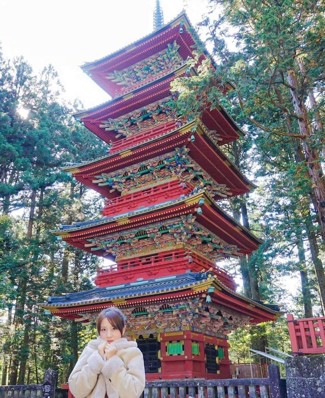 ビーム先生のインスタグラム：「ปีนี้บีมได้เป็นทูตการท่องเที่ยวของจังหวัด Tochigi อีกแล้วค่าาาา !!! 😍 กรี๊ดดดด เป็นมา 3 ปีแล้วนะ ขอบคุณทางโทจิงิที่รักเราน้าาาา  今年も栃木県の魅力発信アンバサダーに選んでいただきました～('◇')ゞ ３年目です。ありがとうございます～  🍓ที่นี่เป็นที่ ๆ ทำให้บีมตอนเด็ก ๆ นั้นได้สัมผัสถึงสตรอว์เบอร์รี่ที่อร่อยที่สุดในชีวิตครั้งแรก  ไม่เคยรู้เลยว่าสตรอว์เบอร์รี่มีรสหวาน คิดว่ามันเปรี้ยวมาตลอด เพราะกินลูกเล็ก ๆ ของไทย 555 เป็นจังหวัดแรกของญี่ปุ่นที่บีมได้เก็บสตอรว์เบอร์รี่ค่ะ  人生初のいちご狩りは栃木県なんです。そのとき、「今まで一番おいしいいちご」とフェイスブックにつぶやいてた～懐かしい思い出ですね！  🗾จังหวัด Tochigi คือที่ไหน มีอะไร ไปรู้จักกันที่นี่เลย https://workshift-sol.com/lp/view/tochigi_ambassador_th_home?ref=piton&001  🎇ช่วงนี้หน้าร้อน สตรอว์เบอร์รี่ยังไม่เกิด เขามีสถานที่น่าเที่ยวและกิจกรรมต่าง ๆ ให้ทำเยอะเลยน้า  夏も見どころがたくさんありますね！  ①　ศาลเจ้าและวัดแห่งนิกโก เป็นมรดกโลกของประเทศญี่ปุ่น Power Spot ที่ครั้งนึงในชีวิตคนญี่ปุ่นต้องมาเลยนะคะ   ② ป่าไผ่อ่อน ฟาร์มวากายามะ กำลังมาแรงเลยค่ะ ไม่ต้องไปไกล จากโตเกียวไปใกล้ ๆ ถ่ายรูปได้อลังการมากมายแน่นอน มีให้เก็บหน่อไม้แล้วก็เบอร์รี่ด้วยค่ะ อยากไปถ่ายรูปที่นี่จังงง  ③พายเรือแคนูและเที่ยวชมหุบเขาชิโอบาระ  หน้าร้อนญี่ปุ่นท้องฟ้าสีฟ้าเข้ม อากาศสดใสมากกกก เหมาะแก่การทำกิจกรรมสายลุย น้ำไม่เชี่ยวเหมาะกับเด็ก ๆ ด้วย แถมวิวรอบ ๆ สวยมากกกกกกกกก ได้ภาพประทับใจแน่นอน ใครเคยไปจังหวัด Tochigi และไปเที่ยวที่ไหนกันมาบ้าง เล่าให้ฟังหน่อยยย   今年こそ栃木に行きたい～❤  #Tochigi #โทจิงิ #ญี่ปุ่น #บีมและโทจิงิ  BeamSensei」