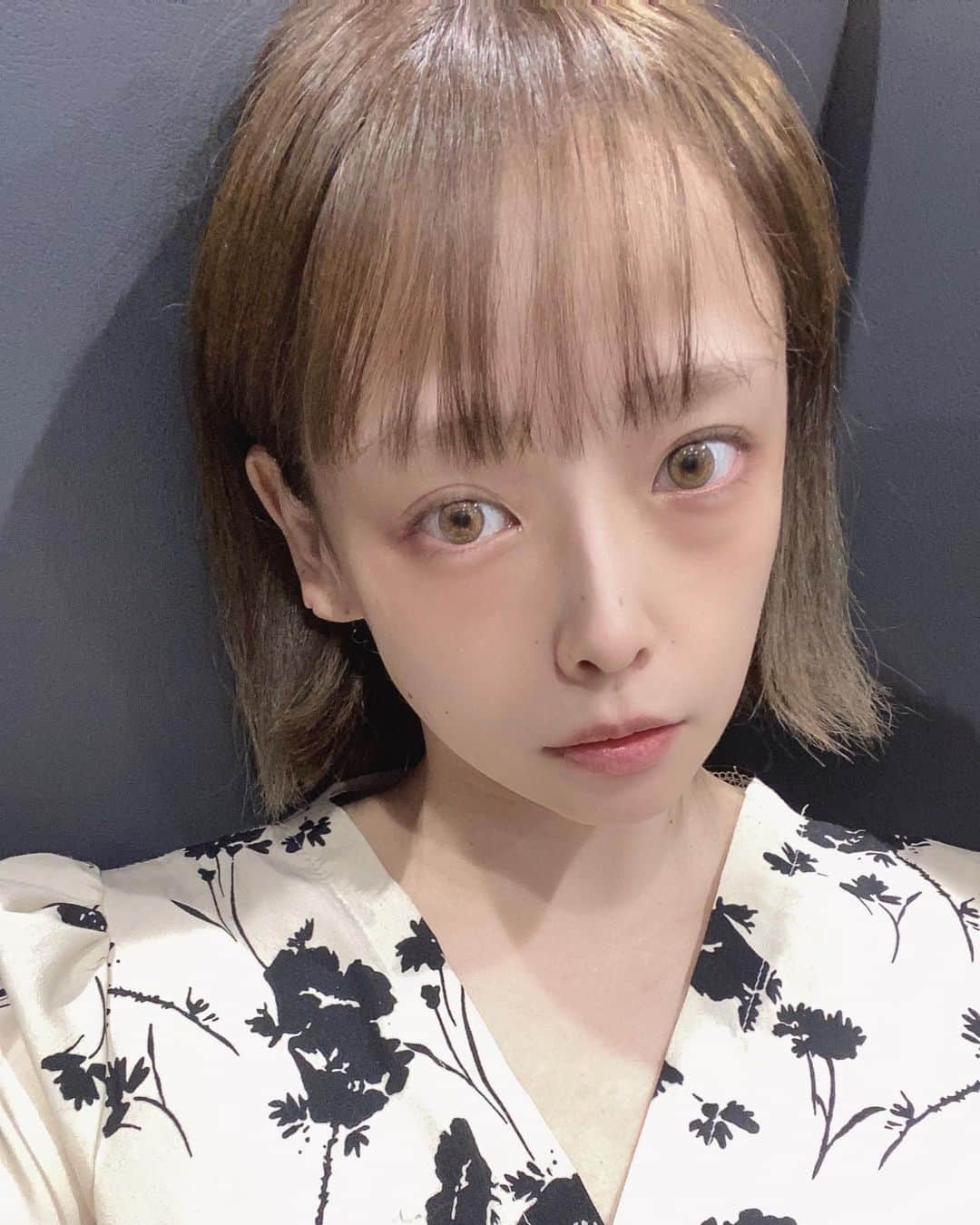大谷雅恵のインスタグラム：「二重手術したくて美容外科に行ってみたら先生は二重よりクマが気になったご様子でした。  ごもっとも。  今までクマの手術は失敗したらとんでもないことになりそう🫨ってイメージだったのですが、症例動画を見させて頂いたら若々しくなってご本人も元気になって相当人生変わりそうな予感がしました。  でも脂肪注入系も相まって手術費用は30万ほど。  モニター価格で8万円ほど。  私の長年の悩みであるクマをキレイにしてくださるお医者さん、いらっしゃいませんか？  取材でも構いません。  お安く手術してくださいませんか？  悩みを一つでも多く減らしていきたい41歳の願いです。  #モニター募集 #クマ取り  #美容外科 #美容整形 #モニターやりたい #若々しく #40代 #すっぴんで歩きたい」