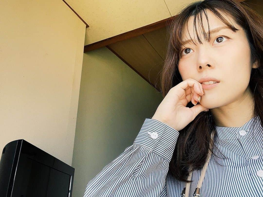 松田実里のインスタグラム：「⁡ 🌊🌊🌊 いつかの旅行で海を眺め惚けていたひとコマ。 ⁡ 忙しなく動くのも好きだけど、 ボケーっとするのも好き。 ⁡ 許されるなら元気な身体で一日ベッドで過ごしたい。 出産前にやっておくんだった。 (誰に禁止されてるわけでもないけど、なぜかしちゃいけない感があってできない。笑) ⁡ ⁡ ⁡ #旅行 #想い出 #海 #眺め #眺めのいい部屋 #ファッション #ワンピースコーデ  #働くママ #赤ちゃんがいる暮らし #赤ちゃんがいる生活 #mamalife #photogram #mylife #lifestyle #instagood #mylife #love mylife #love」