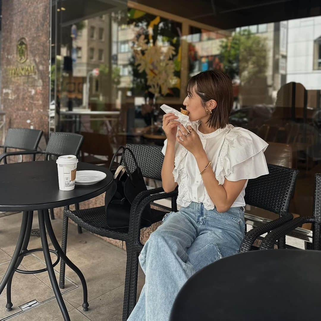 美生さんのインスタグラム写真 - (美生Instagram)「座って朝食って なんでこんなに幸せなのでしょう☕️🍩 ⁡ ⁡ 本日5時半起きで 長女のお弁当 子供達の朝ごはん、身支度、送迎で 座らず動き続け やっと電車で一息しております🫠 ⁡ ただでさえ忙しい朝に 子供3人なのに ヤクルト2本しかないという 地獄のシーンを潜り抜けた私は また少しレベルがアップした気がします🥹 ⁡ ⁡ またこんなに ゆっくり朝を過ごしたいものです🕊️ ⁡ ⁡ ⁡ ⁡」7月21日 8時42分 - miolly___