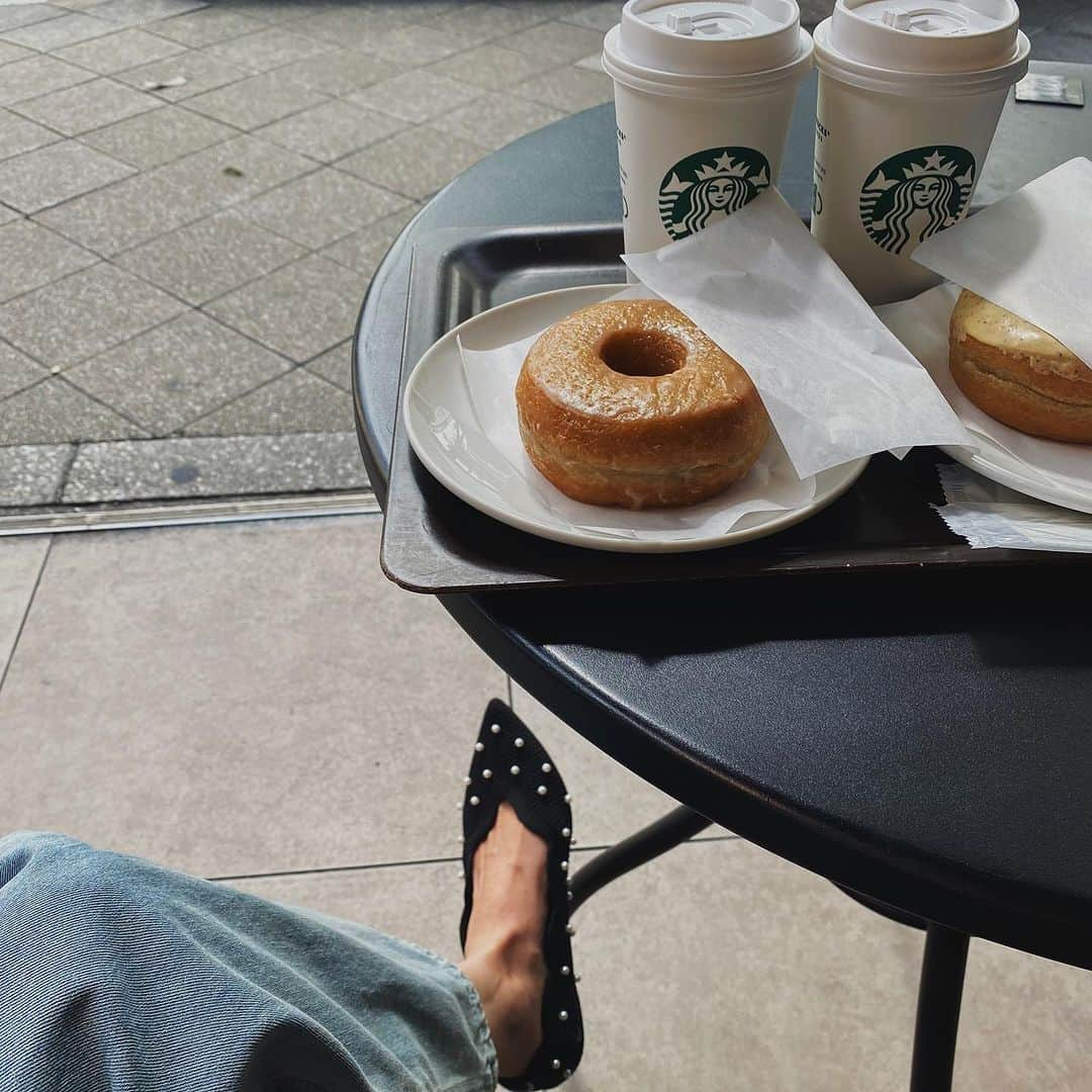 美生のインスタグラム：「座って朝食って なんでこんなに幸せなのでしょう☕️🍩 ⁡ ⁡ 本日5時半起きで 長女のお弁当 子供達の朝ごはん、身支度、送迎で 座らず動き続け やっと電車で一息しております🫠 ⁡ ただでさえ忙しい朝に 子供3人なのに ヤクルト2本しかないという 地獄のシーンを潜り抜けた私は また少しレベルがアップした気がします🥹 ⁡ ⁡ またこんなに ゆっくり朝を過ごしたいものです🕊️ ⁡ ⁡ ⁡ ⁡」