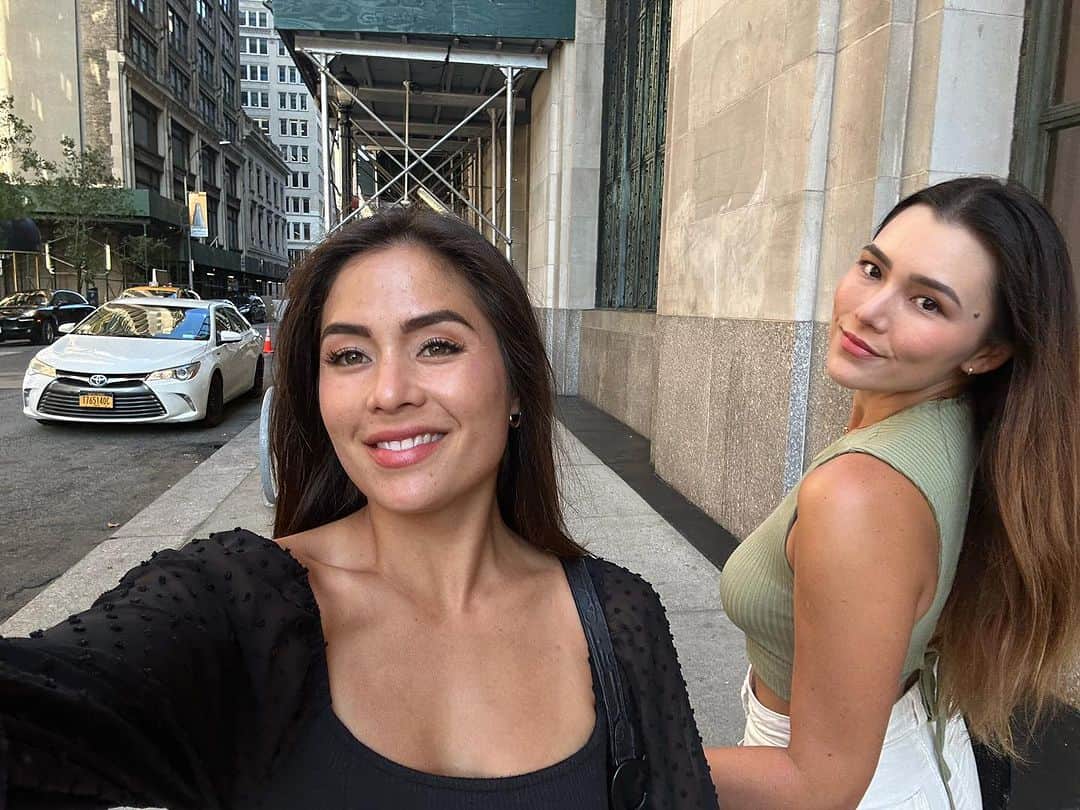 八巻セイラのインスタグラム：「Just two girls willingly lost in NYC 🫶🏼 @caitkrz」