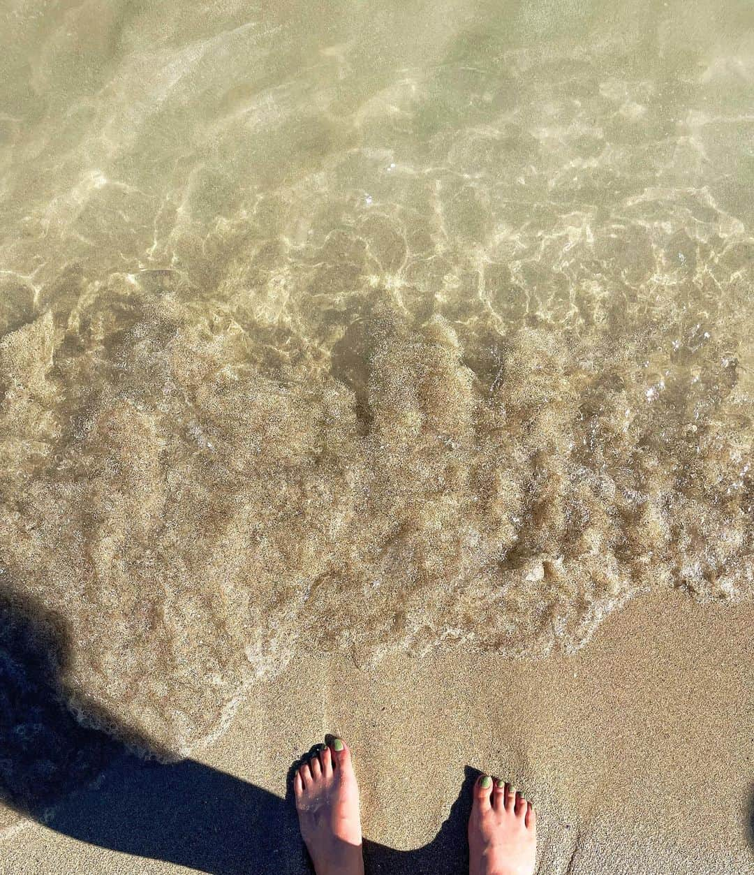 伊藤沙菜のインスタグラム：「・ ひめがワイキキビーチ⛱️で爆睡してる間 ずっと海に入って、波が来たらジャンプ 波が来たらジャンプを永遠に1人でしてたんだけど、ハワイじゃなかったらどー考えてもつまらない時間だったわ😇爆走 #ハワイマジック ㅤㅤㅤㅤㅤㅤㅤㅤㅤㅤㅤㅤㅤ ちなみに結構なスマイル😄だったと思うから、1人のあたしがずっとジャンプをしているのを発見してしまって目が離せなくなっちゃった人がいたとしたら なんっま怖かっただろうな😇爆走 #ハワイのごめんね  ㅤㅤㅤㅤㅤㅤㅤㅤㅤㅤㅤㅤㅤ」