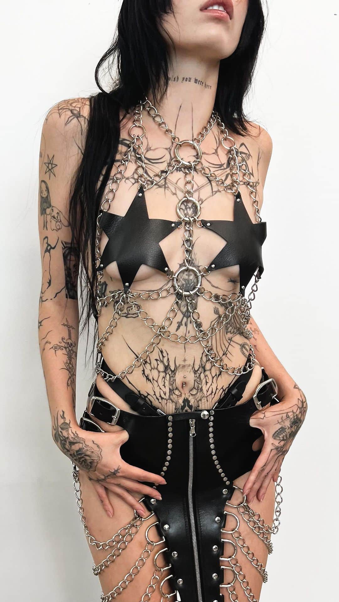 ZANA BAYNEのインスタグラム：「Got caught stargazing ✨   Romy wears the Heartbreaker Top, Alex Thong, and Venus in Chains Skirt」
