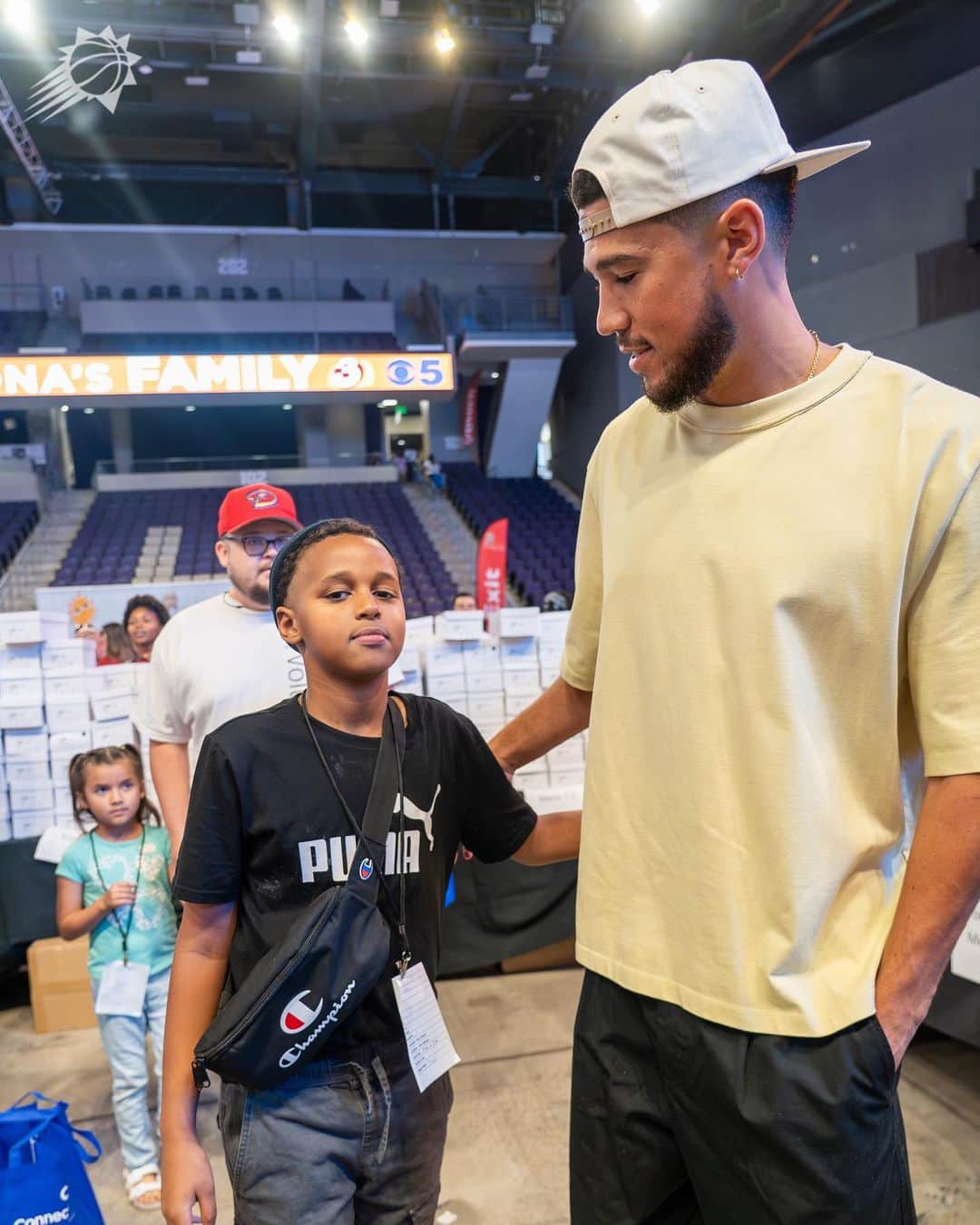 NBAさんのインスタグラム写真 - (NBAInstagram)「Book stopped by the Back to School Clothing Drive to help kids pick out shoes for the school year!   The drive received a $100,000 donation from @dbook and Phoenix Suns Charities as part of the Devin Booker Starting 5 program 💜」7月21日 9時11分 - nba