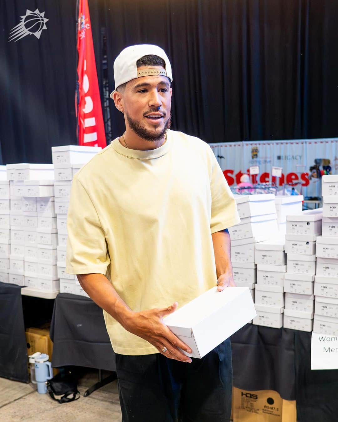 NBAさんのインスタグラム写真 - (NBAInstagram)「Book stopped by the Back to School Clothing Drive to help kids pick out shoes for the school year!   The drive received a $100,000 donation from @dbook and Phoenix Suns Charities as part of the Devin Booker Starting 5 program 💜」7月21日 9時11分 - nba