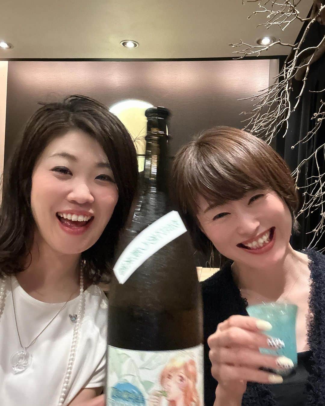 岩瀬玲さんのインスタグラム写真 - (岩瀬玲Instagram)「日本酒大好き！ 美味しいもの大好き！ な私ですが素敵なお店に出逢っちゃいました😍  赤坂見附からすぐの 日本酒ペアリング 醸巣さん @camos_akasaka  その名の通り美味しいものと美味しい日本酒の ペアリングが楽しめるお店  結論から言うと 最高でした😆  ☞日本酒と肴の組み合わせ抜群 ☞全部美味しい ☞日本酒も変わったのがあって美味しい楽しい ☞おちょこがおしゃれ ☞駅近でアクセス抜群(取引先の近くだった😆） ☞女将が若くて可愛い🥰  日本酒に合うものがちょっとずつたくさん出てくる これお酒好きにはたまらない  今回は🍶醸巣のペアリングコース🍶でした えびしんじょう美味しかったなー🤤  場所が結構ディープな感じで ちょっとびっくりしたけど １回来ちゃえば一人でもこられそうだわー  日本酒好きな友達に早速教えたら すごい反応してました😆  一緒に行ったまういちゃんから お誕生日のお祝いのお花ももらっちゃいました 美味しかった、楽しかった  画像とか動画とか載せきれなかったから後でリール作っちゃおうっと😍  また行きたいなー 日本酒好きな人一緒に行きましょう❤️  PR #赤坂グルメ #赤坂ディナー #日本酒好きと繋がりたい #日本酒ペアリング #日本酒バー #日本酒ペアリング醸巣 #赤坂日本酒 #お気に入り」7月21日 9時12分 - akirakkuma