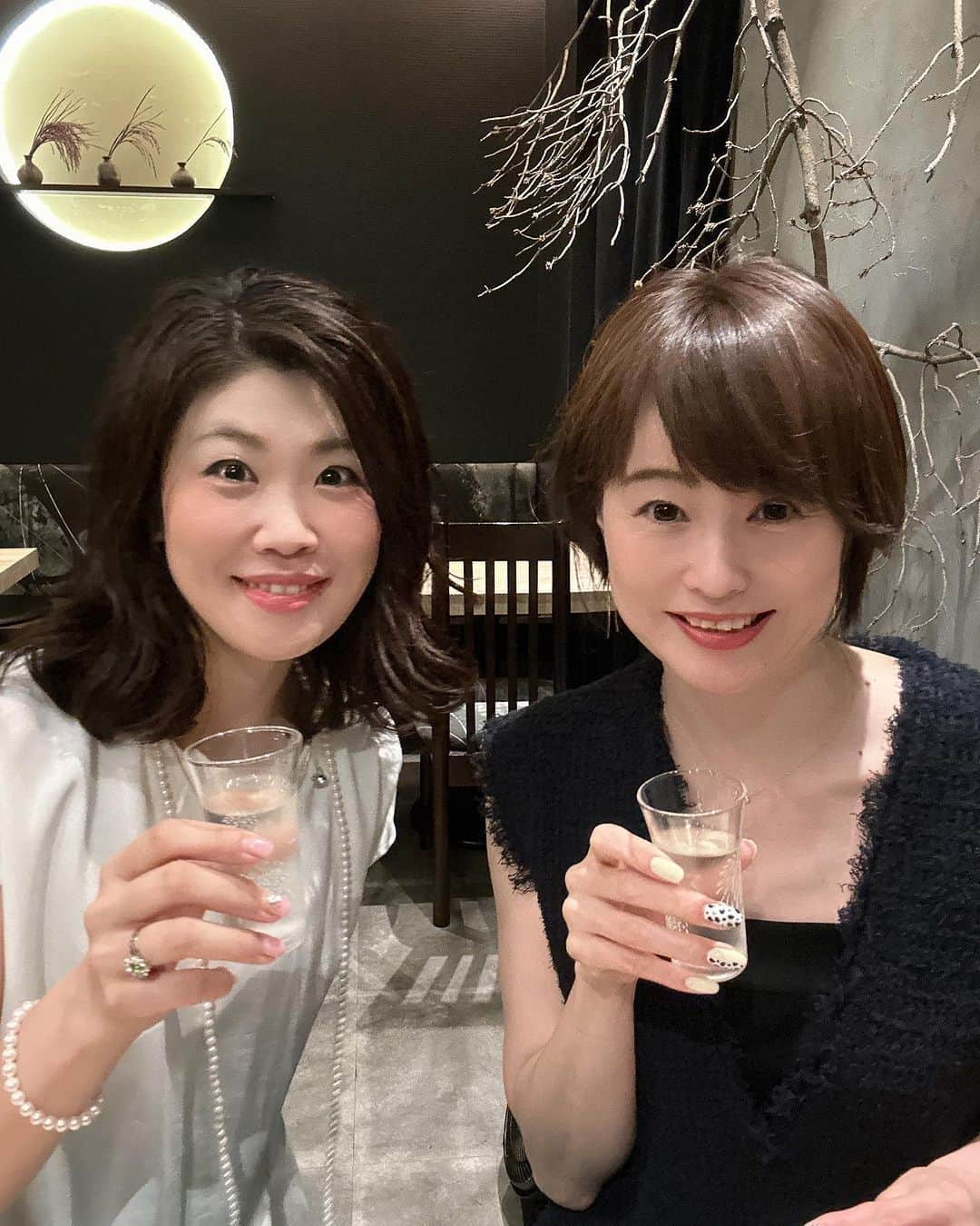 岩瀬玲のインスタグラム：「日本酒大好き！ 美味しいもの大好き！ な私ですが素敵なお店に出逢っちゃいました😍  赤坂見附からすぐの 日本酒ペアリング 醸巣さん @camos_akasaka  その名の通り美味しいものと美味しい日本酒の ペアリングが楽しめるお店  結論から言うと 最高でした😆  ☞日本酒と肴の組み合わせ抜群 ☞全部美味しい ☞日本酒も変わったのがあって美味しい楽しい ☞おちょこがおしゃれ ☞駅近でアクセス抜群(取引先の近くだった😆） ☞女将が若くて可愛い🥰  日本酒に合うものがちょっとずつたくさん出てくる これお酒好きにはたまらない  今回は🍶醸巣のペアリングコース🍶でした えびしんじょう美味しかったなー🤤  場所が結構ディープな感じで ちょっとびっくりしたけど １回来ちゃえば一人でもこられそうだわー  日本酒好きな友達に早速教えたら すごい反応してました😆  一緒に行ったまういちゃんから お誕生日のお祝いのお花ももらっちゃいました 美味しかった、楽しかった  画像とか動画とか載せきれなかったから後でリール作っちゃおうっと😍  また行きたいなー 日本酒好きな人一緒に行きましょう❤️  PR #赤坂グルメ #赤坂ディナー #日本酒好きと繋がりたい #日本酒ペアリング #日本酒バー #日本酒ペアリング醸巣 #赤坂日本酒 #お気に入り」