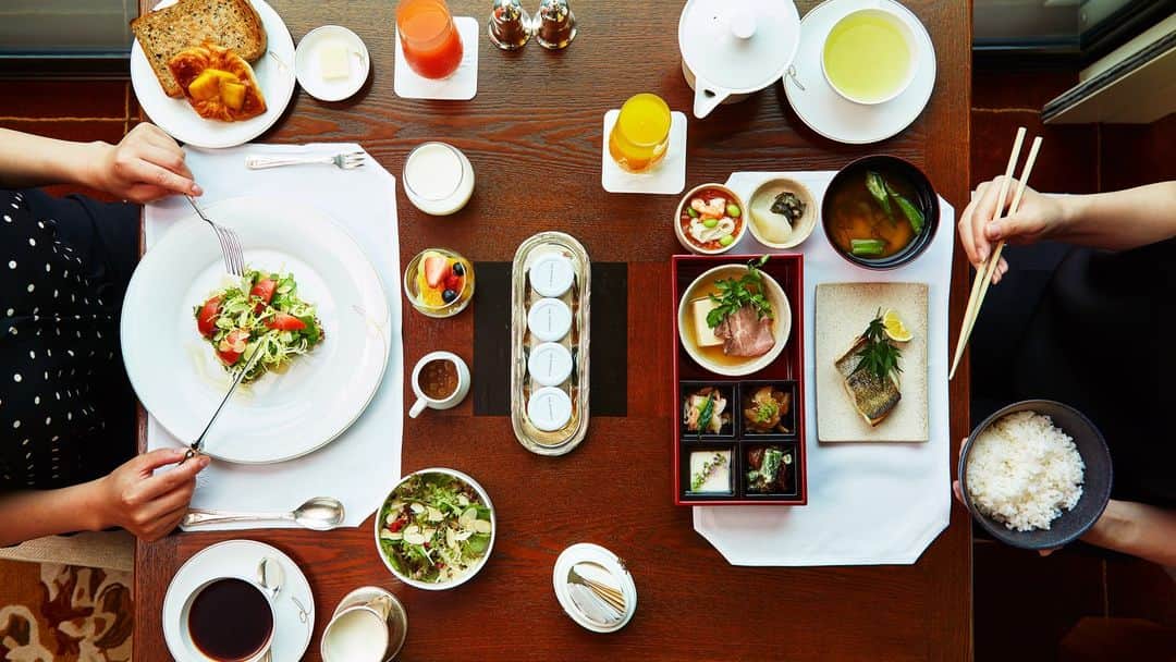 The Peninsula Tokyo/ザ・ペニンシュラ東京さんのインスタグラム写真 - (The Peninsula Tokyo/ザ・ペニンシュラ東京Instagram)「ホテルでのインルームブレックファスト。🍽️ 和朝食、もしくはザ・ペニンシュラ ブレックファスト…どちらにしましょうか？😊  Breakfast dilemmas: A nutritious avocado toast or an authentic Japanese breakfast? 🍴」7月21日 9時12分 - thepeninsulatokyo