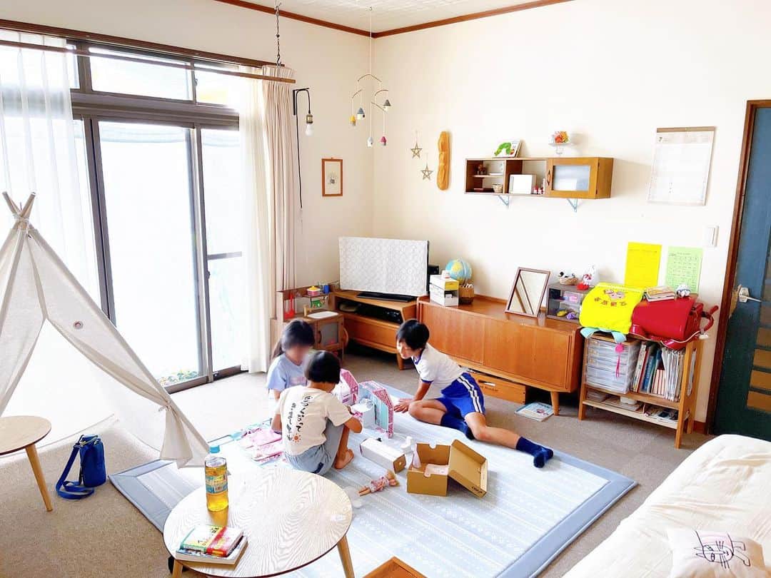 トテンのインスタグラム：「夏休みです！🎐1学期…一瞬で終わりました。  自分からはなかなか話しかけられないつむちゃんにも新しいお友達ができ、 先日初めて遊びに来てくれて、  途中でたま姉さんが帰ってきて一緒に遊び始め、そのあとたいぽん兄さんも帰ってきて一緒に遊び始め（笑）、  つむちゃんは途中で謎の家庭学習を始めるなどありつつ…  お友達はお家に帰ってからも、お兄ちゃんやお姉ちゃんも一緒に遊んで楽しかった、と話してくれたようで何よりでした😆  夏休み初日はとりあえず、がっつり目に食材の買い出しから始めたいと思います👋🏻」