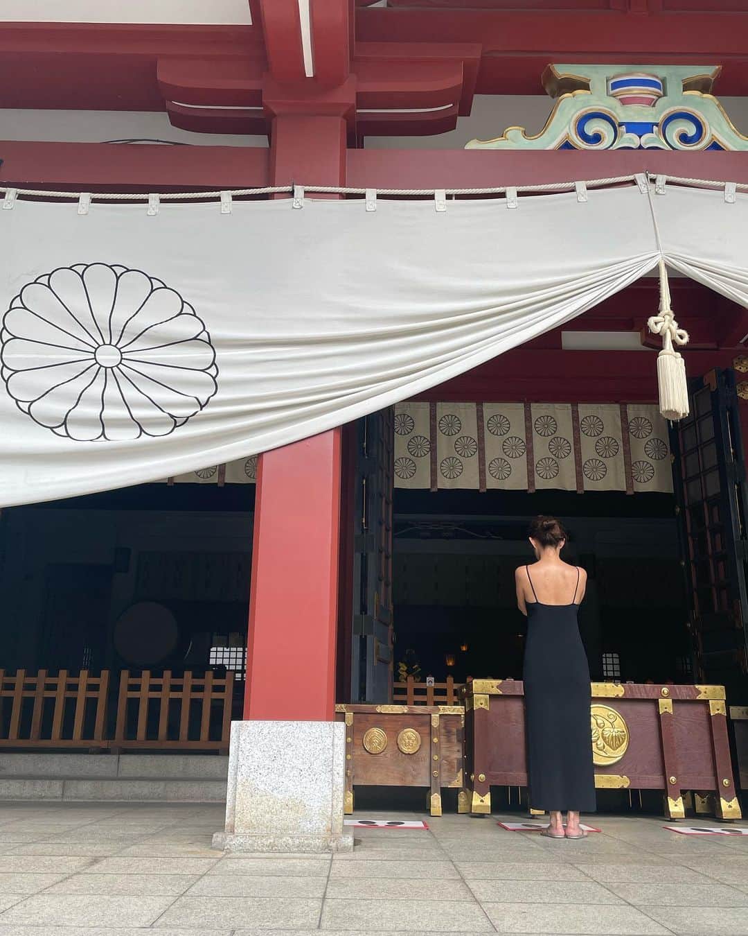 のインスタグラム：「夏休みが始まりました。  子供の頃、待ち遠しくて指折り数えた、この休みが、ある子供たちにとっては、辛い時期になる、という現実を知ったのは、最近のことです。学校が休みになり、1日のうちの1食を保証されていた給食がなくなり、自宅で過ごすにも、電気代の高騰でクーラーをつけるのを我慢しなくてはならない。親は、自分の食事を減らして子供に食べさせるから、彼女たちも痩せてしまう。この過酷な状況に何かできたら、と、クラウドファウンディングに参加させて頂きました。主催するのは、困窮家庭に食べ物を配り、生きるための情報をシェアし、放課後の学習指導をしている団体、NPO法人キッズドア。代表の渡辺由美子さんには取材させて頂いたこともあり、個人としても、私の会社としても、さまざまなお取り組みをさせていただいています。  クラウドファウンディングは、 ７月31日(月)23時まで。  たくさんの家庭に、食べるもの、そして、みんなでサポートし合う安心感を届けられたら、と願っています。  https://readyfor.jp/projects/kidsdoor_2023  #写真は #今朝の日枝神社 #風がスッと吹いて #本当に気持ちよかったです #代表の渡辺さんの #コメントなど #詳しくはAMARCの #ブログでも」