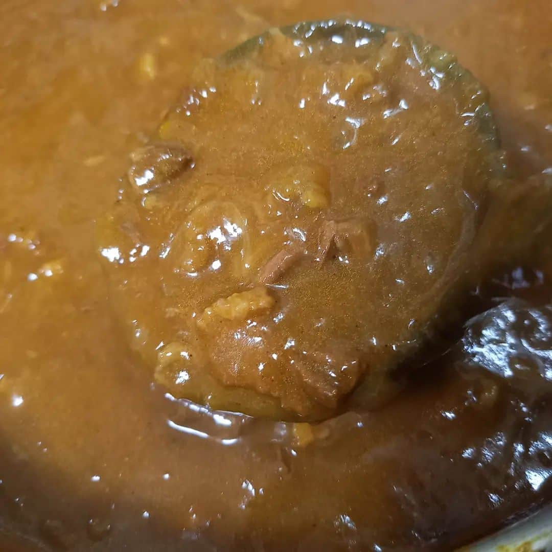 ぢゃいこのインスタグラム：「🍛趣味🍛 数ヵ月に一度、大量のカレーを作ります✌️ 今回は、和牛スジ肉2.5kg・玉ねぎ12玉・人参３本・セロリ２本・りんご２玉、計30人前が完成！ けど、二日後には各所へ嫁入りして残り10人前に🤣 私は何人前食べれるかなぁ？味のチェックがてら、一人前は食べたい!!!!!! #牛すじカレー #牛スジカレー  #自家製カレー  #和牛スジ肉 #ぢゃいこ #吉本新喜劇ぢゃいこ #吉本新喜劇」