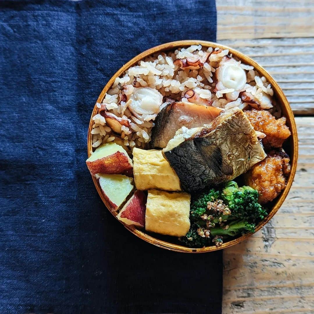 tamiのインスタグラム：「* #お弁当 *  たこめしといつもの🍱  今週は2個しか作ってないよ🫣  フォローしてくれる方が増えて来た頃から 言いたい事とか　 普段のどうでもいい事とか あんまり書かないようにしていたのだけれど Threadsでならイケるかな…🤔 とも思ってThreadsしようか迷ってる。 だれが興味あんねん……を いろいろ呟けるのかな🥴  * がんばれ金曜日〜！  #tami弁  #弁当#bento#lunchbox #ランチ#昼食#のっけ弁#旦那弁当 #ごはん#食事#暮らし#お弁当記録」