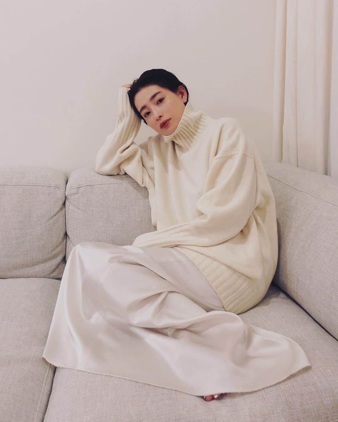 JUNNAのインスタグラム：「Celvoke A/W Makeup Collectionで秋メイク  ベーシックカラーのコンパクトは、まるで上質なトレンチコートのように、1つは持っていたい！と思えるようなシーンを問わず使える、絶妙なカラーのグラデーション。スキルが無くても失敗しない銘品パレット。  使用アイテム/カラー ⚫︎ヴァティック アイパレット /09 ⚫︎シームレスフェイスパレット/02 ⚫︎ヴァティックアイズ /21 ⚫︎アラウズリップス/10 ⚫︎スキンユニティ プレストパウダー /01 ⚫︎スキンレゾネート リキッドファンデーション  A/W Makeup Collection 直営店、公式オンラインストア 本日7月21日(金)発売開始  伊勢丹新宿店では7月26日よりPOPUPイベントにてベースメイクを先行発売  @celvoke.jp  #Celvoke #セルヴォーク#秋コスメ2023」