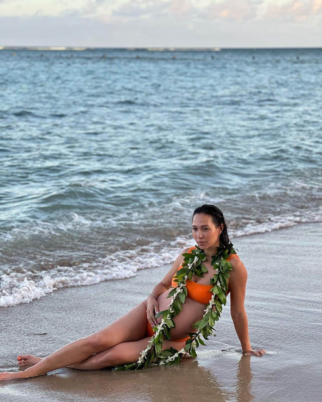 Livのインスタグラム：「Some iPhone pics from my #solobabymoon in Hawaii. My girlfriends lei’d me and it was magical. Getting really ready to have this baby! #34weekspregnant #lei #hawaii #mailelei #puakenikeni」