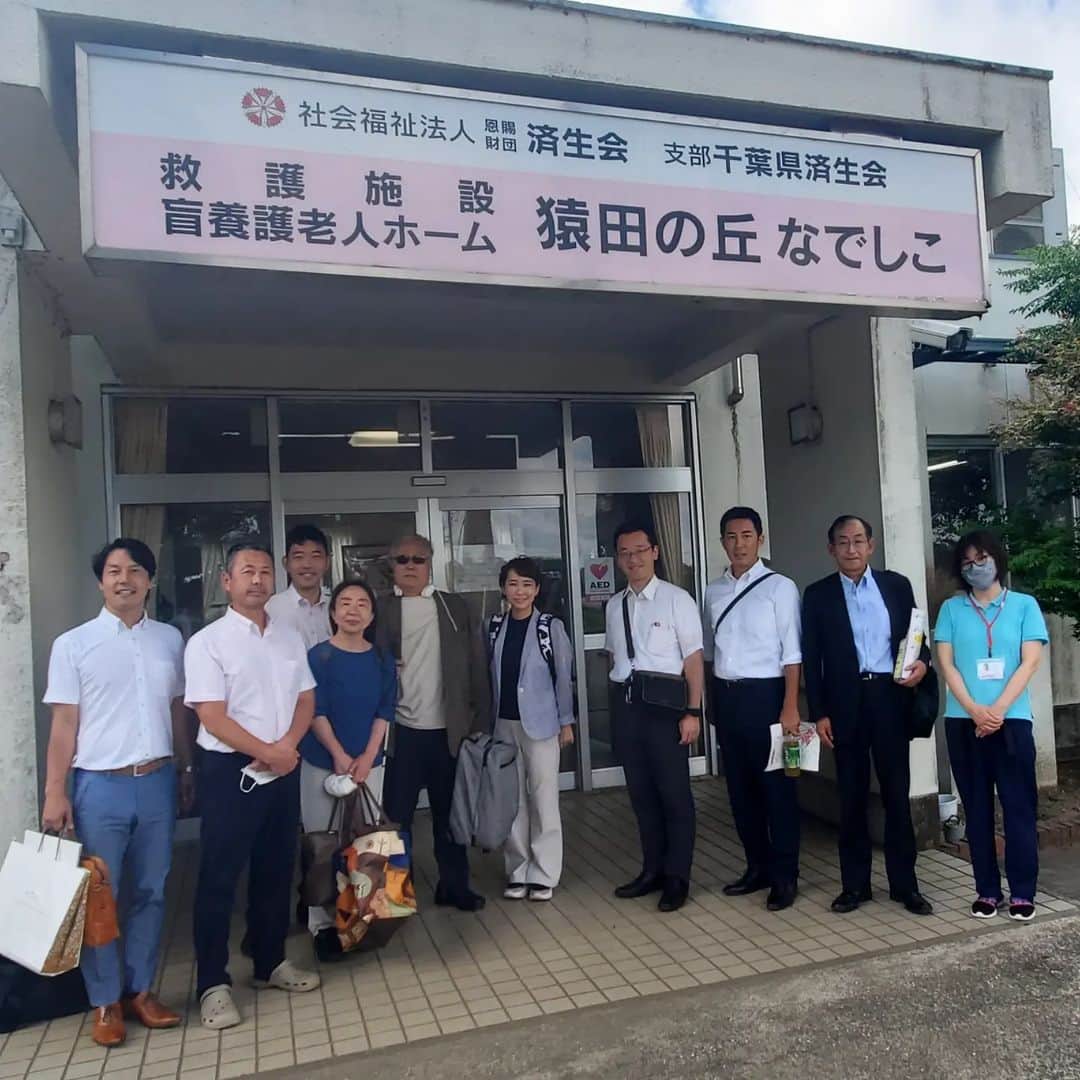 水野友貴のインスタグラム：「昨日は千葉県視覚障害者福祉協会の今野会長ご案内のもと、銚子市にある千葉県唯一の盲養護老人ホームの「猿田荘」に我々の会派「千葉政策議員団」の谷田川県議、すなが県議、石川りょう県議、水野と田沼県議と折本県議で視察してまいりました。  こちらは救護施設と盲養護老人ホームが合体している施設となっており、元は県が管理していましたが、現在は完全に民間運営となっています。 定員40名のところ28名入所という現状で、築50年ということで老朽化も懸念されており、入所方法も基準も含め、立地などの課題があります。 長寿命化に伴い、高齢になってから視覚に障害が発症する人が相当増えることが予測されており、確実に必要な施設であるにも関わらず、この施設の存在を知らなかったりとまだまだやれることはあります。 視覚に障害のある方々が楽しみがある空間で、快適に人生の後半を過ごしていただきたいと思っています。  #盲養護老人ホーム #視覚障がい #銚子市 #千葉県議会議員 #千葉政策議員団 #水野ゆうき」
