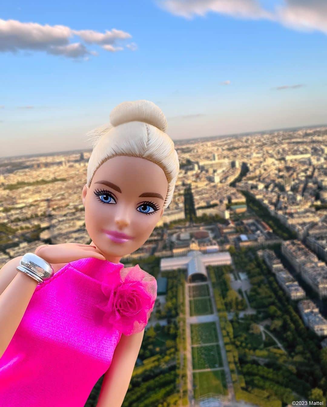 バービーさんのインスタグラム写真 - (バービーInstagram)「Au revoir, Paris! Returning stateside for tomorrow’s global release of @BarbieTheMovie. Do you have your tickets? 💗🎬 #BarbieTheMovie #barbie #barbiestyle」7月21日 9時42分 - barbiestyle