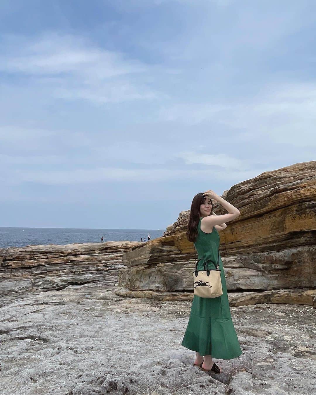 のインスタグラム：「. 振り向いた時の謎ポーズと 海が染めたワンピースの裾と.」
