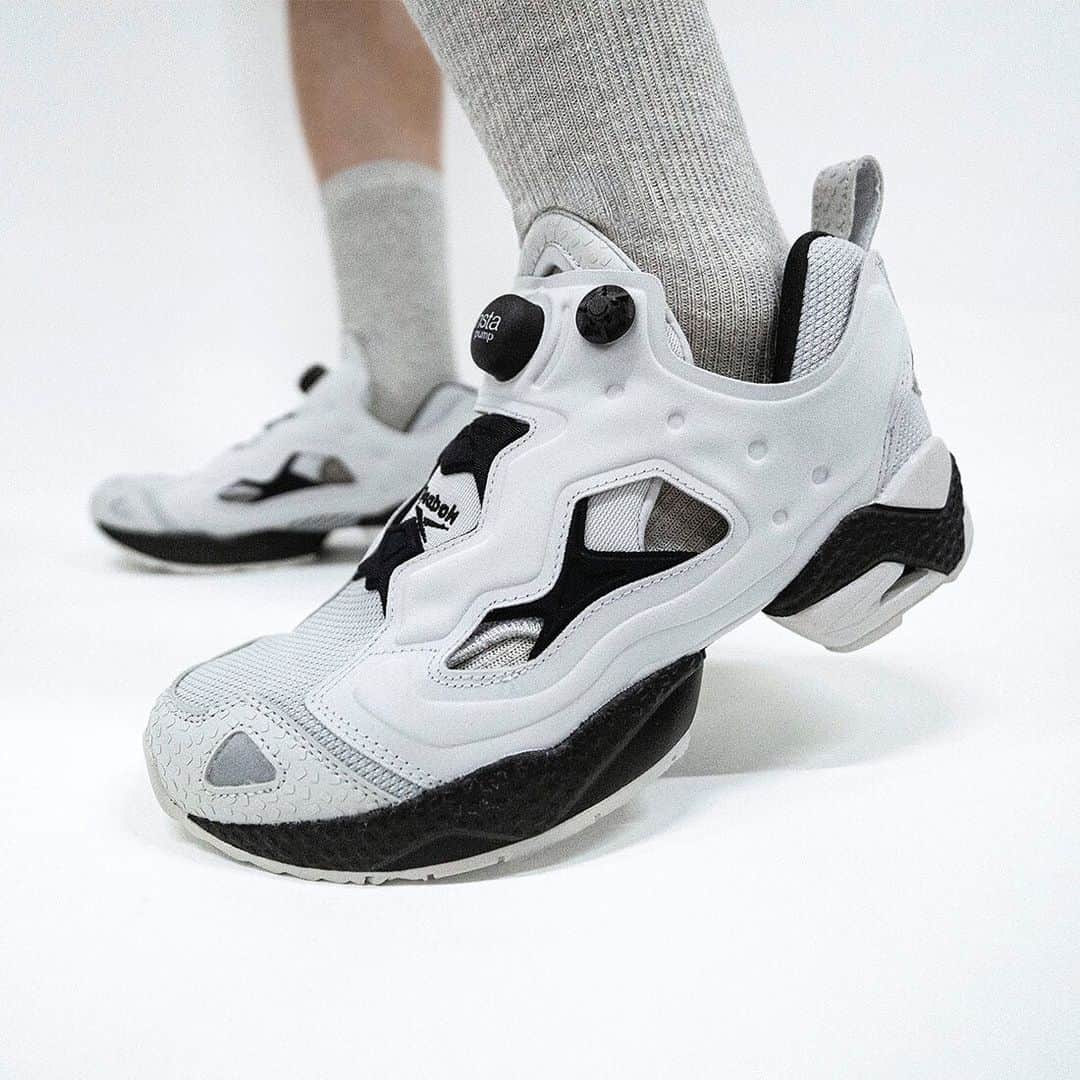 のインスタグラム：「. INSTAPUMP FURY 95  2000年にヨーロッパ限定で発売されたカラーが復刻🔥 シックなグレーをベースに２トーンカラーのミッドソールが特徴。どこへ行くのにも履きたくなる一足💫  本日発売。  #Reebok #リーボック」