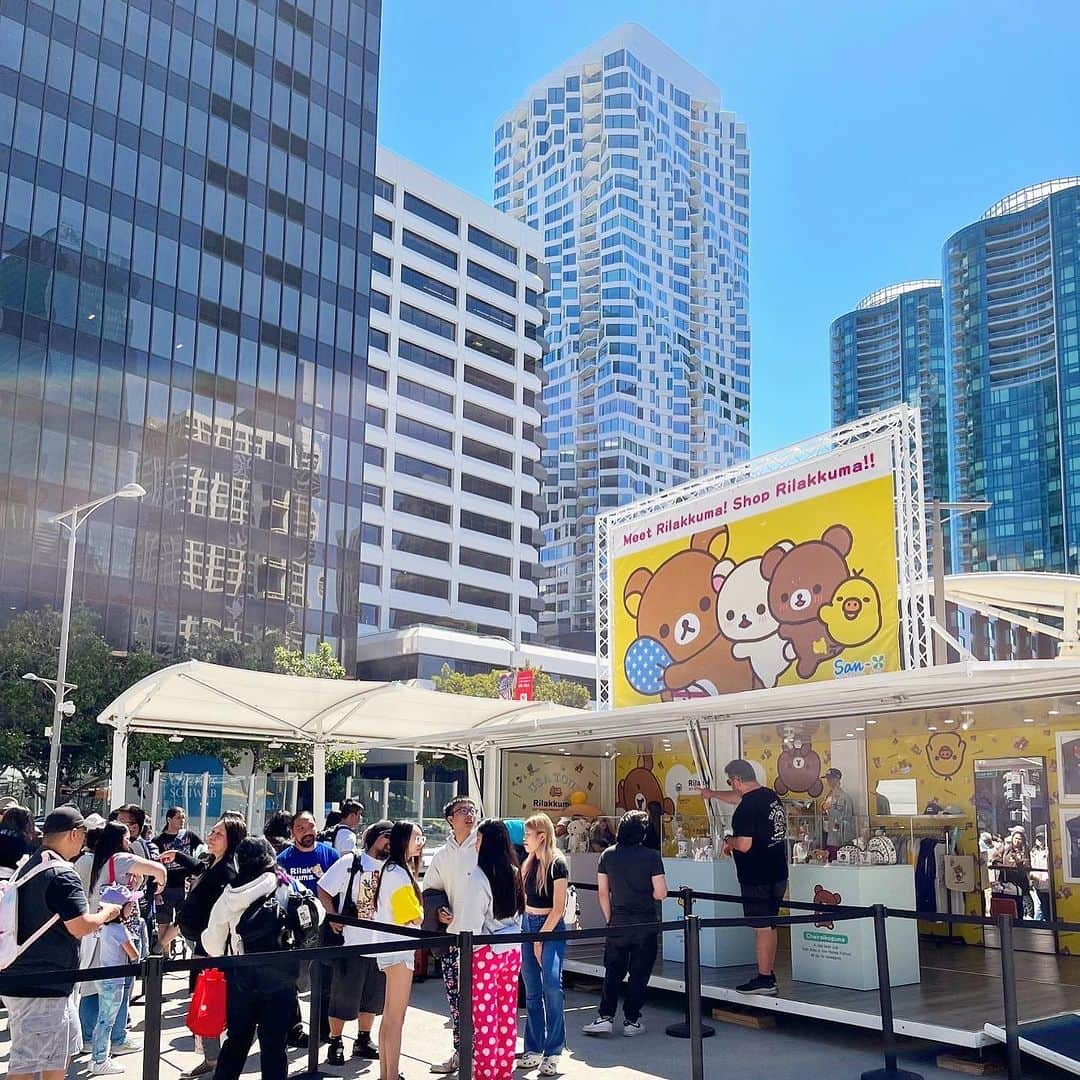 Rilakkuma US（リラックマ）さんのインスタグラム写真 - (Rilakkuma US（リラックマ）Instagram)「Here are some of our favorite moments from the USA Tour! 📸 💕   This time we are featuring photos from our tour venues in Los Angeles and San Francisco, California. ✨  Rilakkuma and friends were so happy to see you all! 🥰 Take care, until we meet again!!! 🐻💕  #Rilakkuma_USATour #event #rilakkuma #sanx #kawaii #japanesepopculture #plushies #cute #popups #popupshop #summer #japaneseculture #newark #dallas #losangeles #sanfrancisco #seattle #chicago」7月21日 10時00分 - rilakkumaus