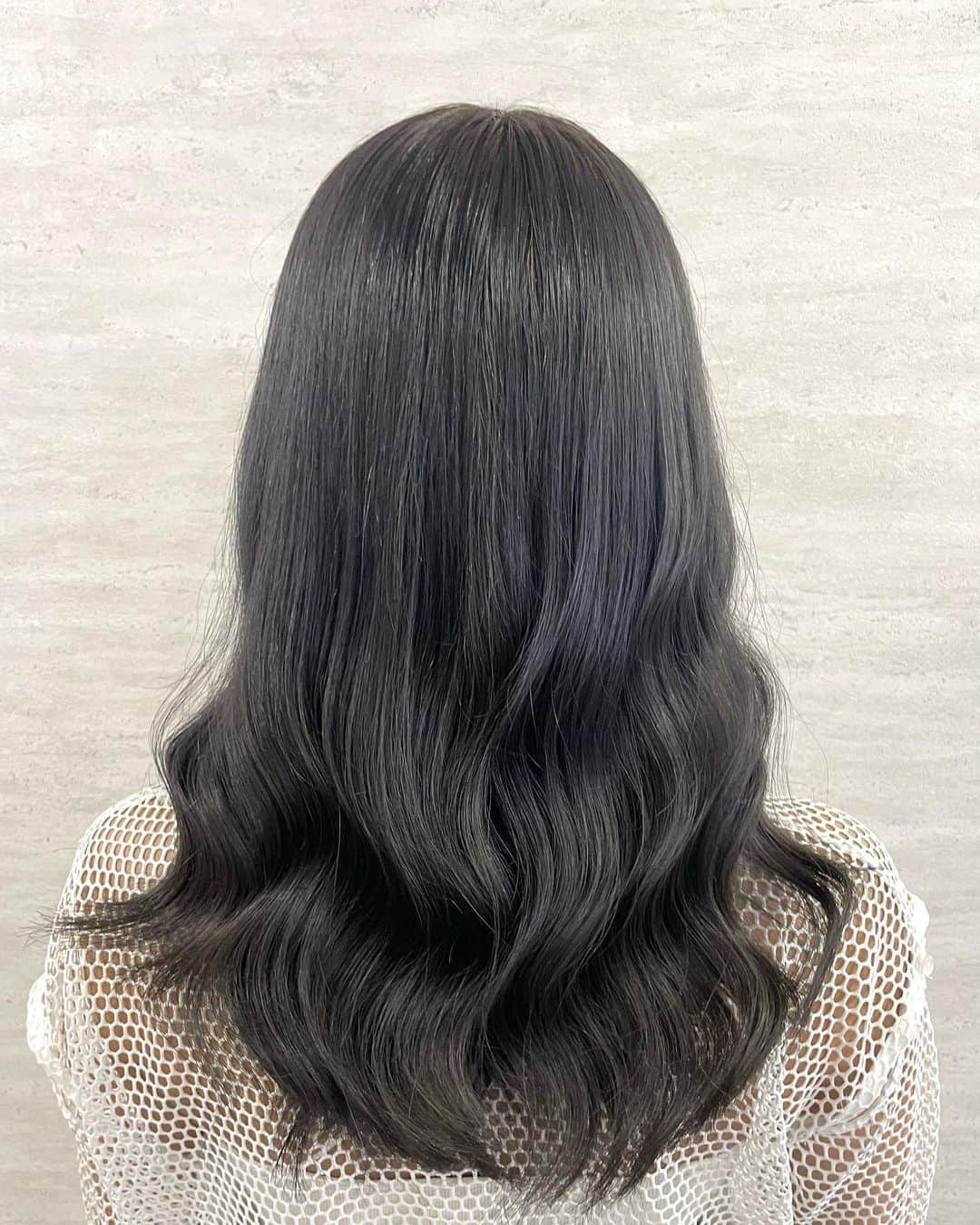 salon PRATiNO(サロンプラチノ)のインスタグラム：「. 17トーンのブリーチベースに バイオレット系のグレーカラーをオン❤️‍🔥 落ち着きのある色味ですが、透明感抜群でカワイイ🥰  . . .  #hair#pratino#clavis#ハイトーン#韓国ヘア#デジパ#縮毛矯正#名古屋美容院#栄美容院#ショートカット#ウルフカット#透明感カラー#クラビス#酸熱トリートメント#ダメージ毛#ヘアサロン#女性スタッフのみ#ボヤージュコスメ #白髪染め#ペールカラー#エクステ#シールエクステ#ヘアメ#アイブロウ#メンズアイブロウ#メイク#ファイバープレックス」