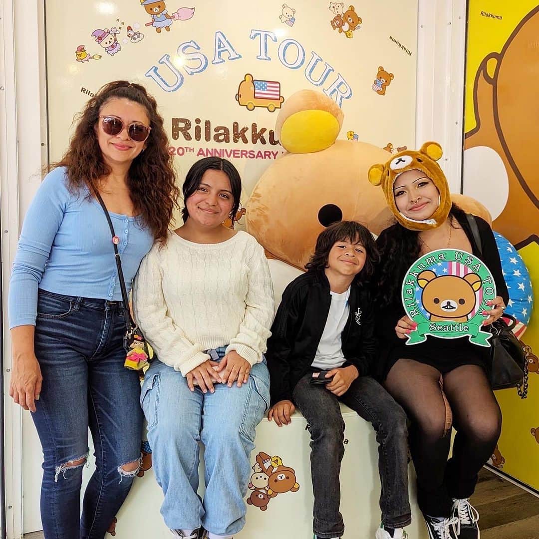 Rilakkuma US（リラックマ）さんのインスタグラム写真 - (Rilakkuma US（リラックマ）Instagram)「Here are some of our favorite moments from the USA Tour! 📸 💕  This time we are featuring photos from our tour venues in Seattle, Washington, and Chicago, Illinois. ✨  Rilakkuma and friends were so happy to see you all! 🥰 Take care, until we meet again!!! 🐻💕  #Rilakkuma_USATour #event #rilakkuma #sanx #kawaii #japanesepopculture #plushies #cute #popups #popupshop #summer #japaneseculture #newark #dallas #losangeles #sanfrancisco #seattle #chicago」7月21日 10時04分 - rilakkumaus