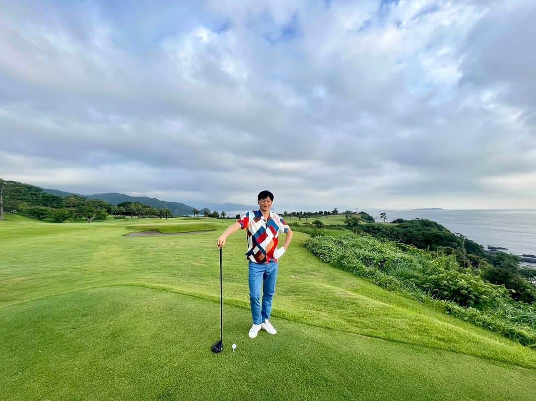 依田司さんのインスタグラム写真 - (依田司Instagram)「7月21日(木) ゴルファーの憧れ、絶景コースで知られる日本屈指の名門ゴルフ場、静岡県伊東市の川奈ホテルゴルフコースから。 普段はこの絶景、ゴルファーしか見ることができません。ところが、オープン前の早朝と、夕方にこの絶景をマウンテンバイクに乗って回れるツアーが誕生。電動アシスト付きなので楽チンです。 富士山と大島が見え相模湾を一望できる高台にあり、世界ゴルフ場100選にも選ばれる風光明媚な景色を堪能できます。 参加出来るのは中学生以上ですが、小さなお子さんや、マウンテンバイクはちょっとと言う方は、電動カートで楽々見て回れますよ。一汗かいた後は、クラブハウスのレストランで創業当時からの伝統料理「メロンコンソメ」がおすすめ。キンキンに冷えていて、メロンの甘さとコンソメの塩っぱさがたまりません。  #川奈ホテルゴルフコース #BANANAREPUBLIC #バナリパ #依田さん #依田司 #お天気検定 #テレビ朝日 #グッドモーニング #気象予報士 #お天気キャスター #森林インストラクター #グリーンセイバーアドバンス #プロジェクトワイルド #IPCC伝導者 #japan #japantrip #japantravel #unknownjapan #japanAdventure #japanlife #lifeinjapan #instagramjapan #instajapan #療癒 #ilovejapan #weather #weathercaster #weatherforecast」7月21日 10時09分 - tsukasa_yoda