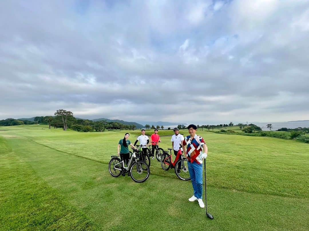 依田司さんのインスタグラム写真 - (依田司Instagram)「7月21日(木) ゴルファーの憧れ、絶景コースで知られる日本屈指の名門ゴルフ場、静岡県伊東市の川奈ホテルゴルフコースから。 普段はこの絶景、ゴルファーしか見ることができません。ところが、オープン前の早朝と、夕方にこの絶景をマウンテンバイクに乗って回れるツアーが誕生。電動アシスト付きなので楽チンです。 富士山と大島が見え相模湾を一望できる高台にあり、世界ゴルフ場100選にも選ばれる風光明媚な景色を堪能できます。 参加出来るのは中学生以上ですが、小さなお子さんや、マウンテンバイクはちょっとと言う方は、電動カートで楽々見て回れますよ。一汗かいた後は、クラブハウスのレストランで創業当時からの伝統料理「メロンコンソメ」がおすすめ。キンキンに冷えていて、メロンの甘さとコンソメの塩っぱさがたまりません。  #川奈ホテルゴルフコース #BANANAREPUBLIC #バナリパ #依田さん #依田司 #お天気検定 #テレビ朝日 #グッドモーニング #気象予報士 #お天気キャスター #森林インストラクター #グリーンセイバーアドバンス #プロジェクトワイルド #IPCC伝導者 #japan #japantrip #japantravel #unknownjapan #japanAdventure #japanlife #lifeinjapan #instagramjapan #instajapan #療癒 #ilovejapan #weather #weathercaster #weatherforecast」7月21日 10時09分 - tsukasa_yoda