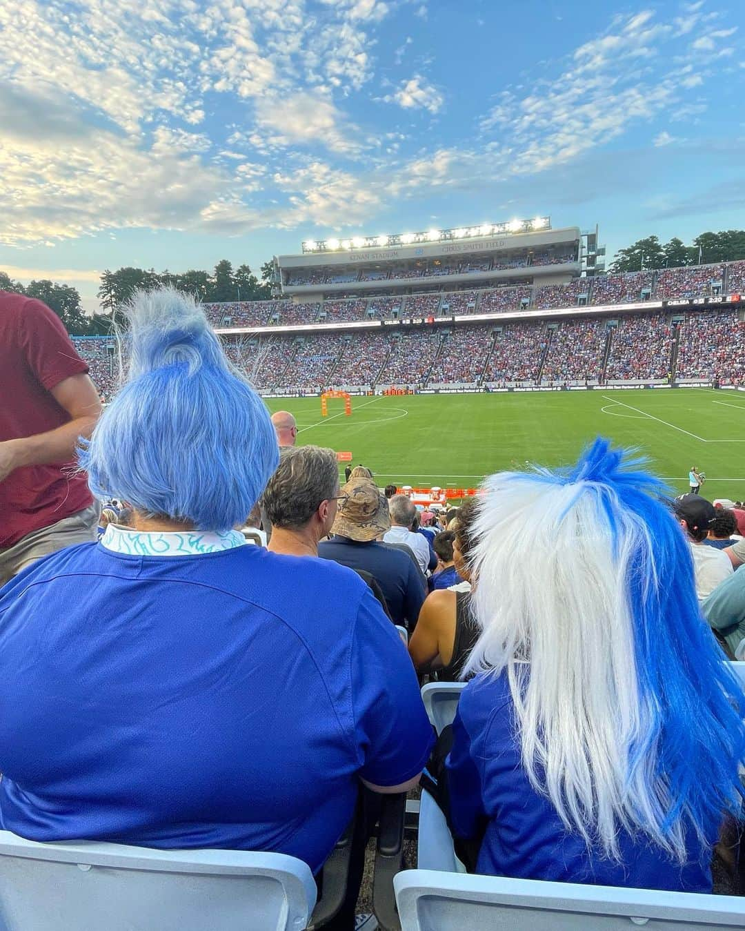 三浦成美さんのインスタグラム写真 - (三浦成美Instagram)「Chelsea vs Wrexham⚽️  生で観れたのも嬉しかったけど、平日にも関わらず、大学のフットボールスタジアムに5万人以上の観客が集まることに1番驚いた。 まず大学内にこのレベルのスタジアムがあることが凄い。 アメリカフットボールどんだけ人気なんだ。 文化の違いは面白い。 自分も誰かに何かを与えられるプレーをしたいと思った！ #nc #空綺麗 #前の人の迫力」7月21日 10時09分 - miura_narumi17