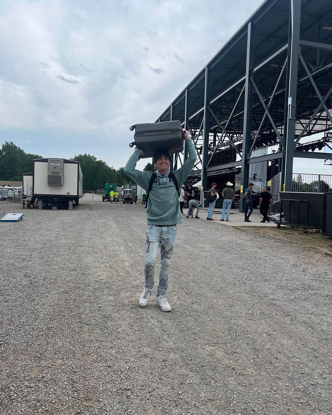 ケビン・クインのインスタグラム：「Some of my closest friends and family made the trip to Wisconsin to support me at my show. I’m so lucky to have them.」