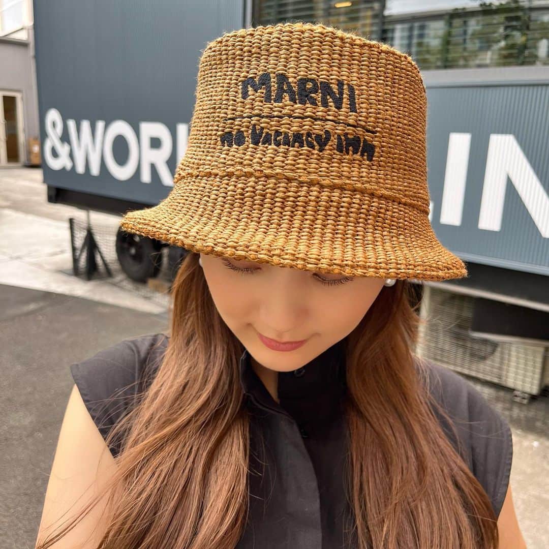 ひよんのインスタグラム：「👒❤️  お気に入りの帽子だけど 最近全然帽子かぶらない🙃✨  コーデ紹介は #ひよんちゃんねる でする予定だよ❤️  #ひよん #ひよんコーデ」