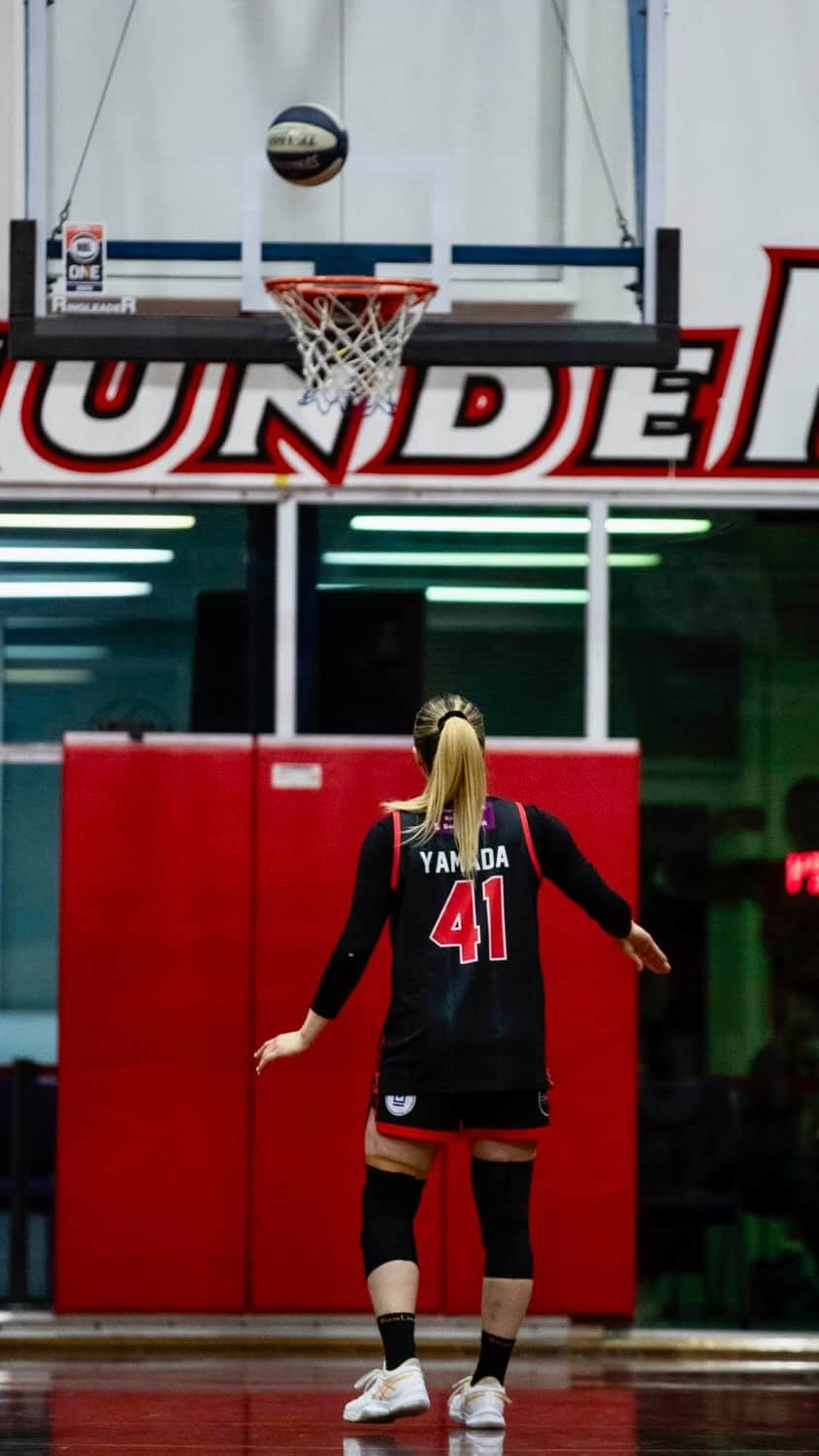 山田愛のインスタグラム：「Australian season no2 🎞️🖤  Learned so much about basketball and mental strength in Switzerland, after that learned how you show up and do your job on the court here. Also enjoy playing basketball. Every season is different. That is fun part of basketball. Special moments of life  Thanks Keilor, Teammates 🇦🇺  @keilorthunder   このクラブで、またジュナともプレーできて１つ目標が達成したシーズンになりました！ いろんな側面があり未完成だからまた次の学びがあるのかなと思います。  41番、画面から見るとYamada Aiに見えるらしい‼︎新しくお気に入りになった😊🧡✌️  #australia #melbourne #basketball」