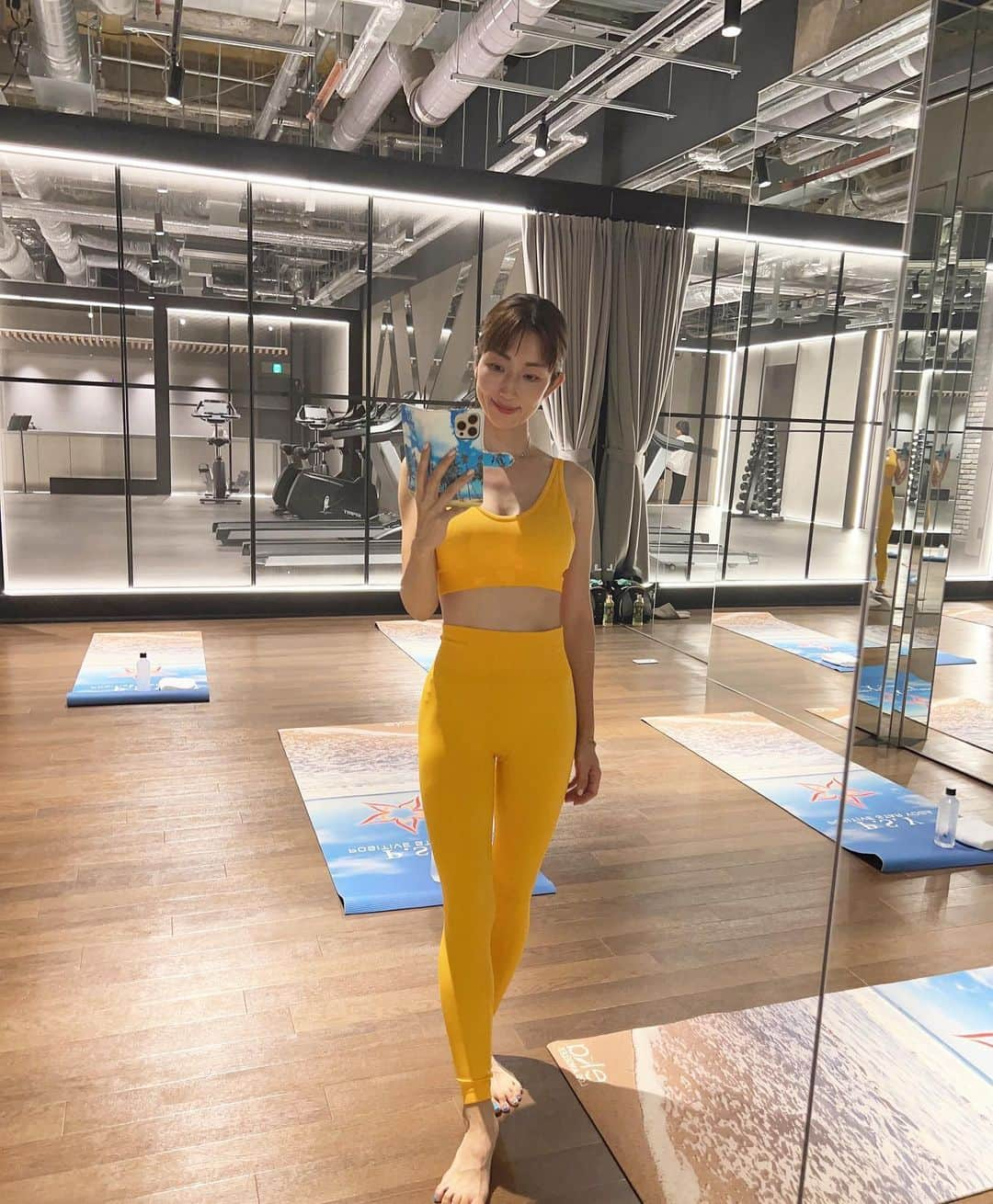 庄司ゆうこさんのインスタグラム写真 - (庄司ゆうこInstagram)「新宿の企業様でヨガレッスン✨🧘‍♀️ コロナになってから契約していた企業先がほぼリモートになり、オンラインヨガになったりしたけどあまり盛り上がらず、やっぱり対面、リアルが1番！！ 最近ようやく福利厚生出張ヨガレッスンが少しずつ復活してきました🤗こちらの会社様には3回ほどお伺いしましたが、参加してくださる社員さんたちが凄く優しくて楽しい方たちばかりで毎回私のほうが楽しませてもらっています🤗 ヨガ以外にもトレーニングも今後導入してくれるみたいで企業に出張トレーニングに行ける男性トレーナーも募集しています✨ フリーランスの方、是非dmくださいね❣️ #出張ヨガ#福利厚生#企業ヨガ#新宿#オフィスヨガ#ヨガインストラクター#ポジティブスターヨガ#ヨガマット#ヨガウェア#ヨガ#トレーニング#トレーナー#募集中」7月21日 10時25分 - yuko.shoji